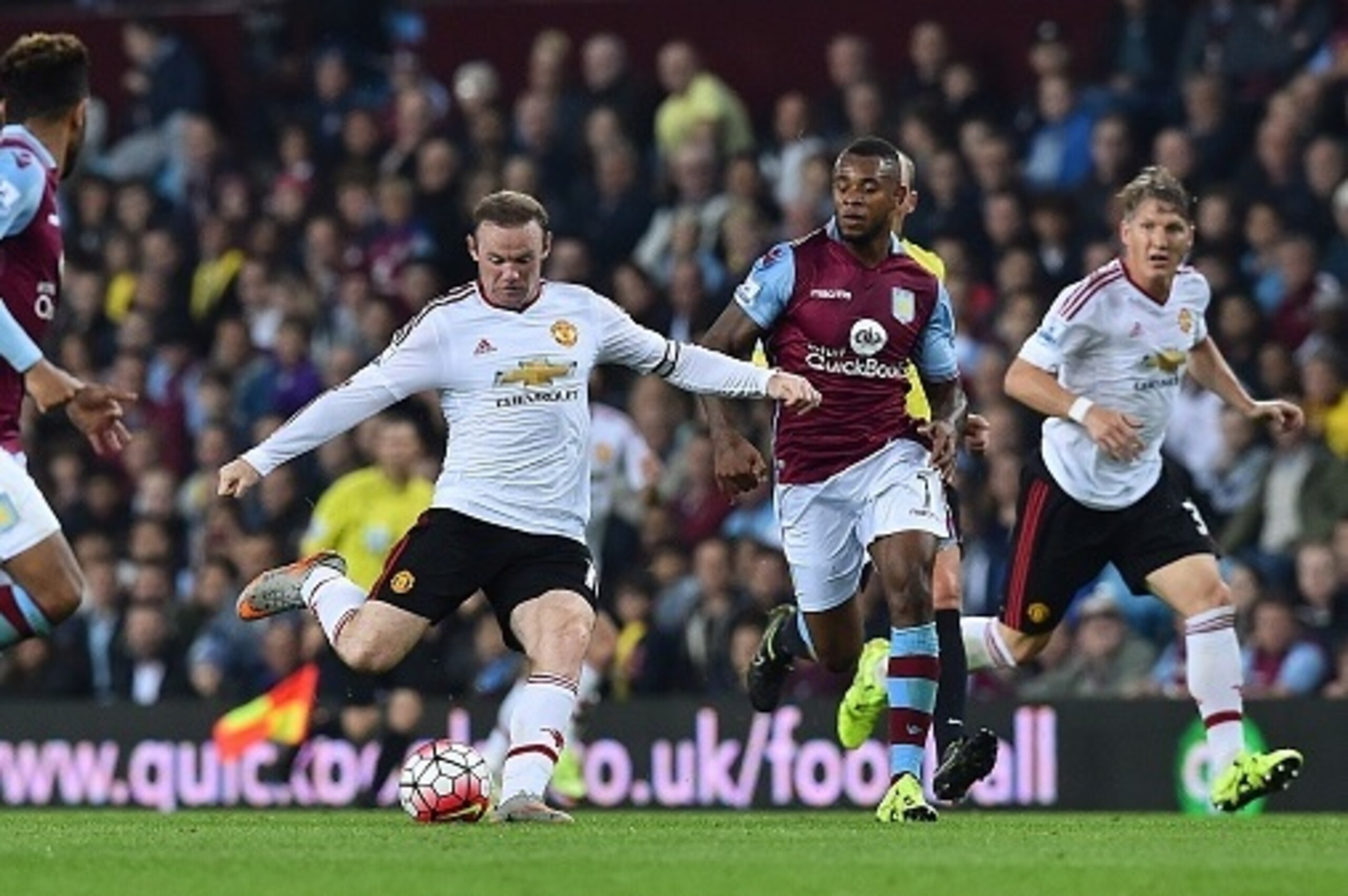 Manchester United's English striker Wayne Rooney (2nd L) in action during the English Premier League football match between Aston Villa and Manchester United at Villa Park in Birmingham, central England, on August 14, 2015. AFP PHOTO / BEN STANSALL

RESTR