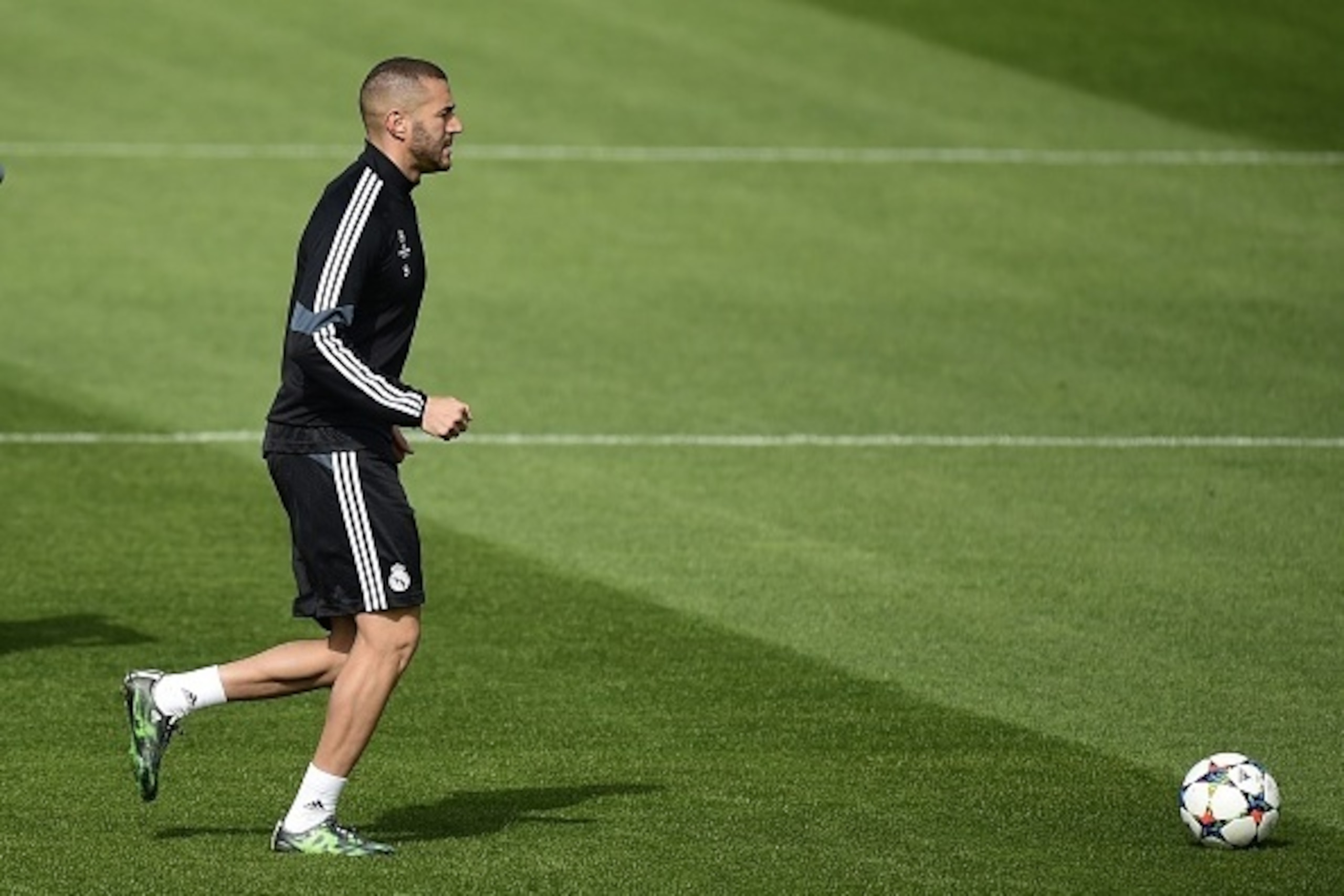 Real Madrid's French forward Karim Benzema trains at Valdebebas Sport City in Madrid on April 13, 2015 on the eve of their UEFA Champions League quarter final first leg football match against Atletico de Madrid. AFP PHOTO/ PIERRE-PHILIPPE MARCOU        (P