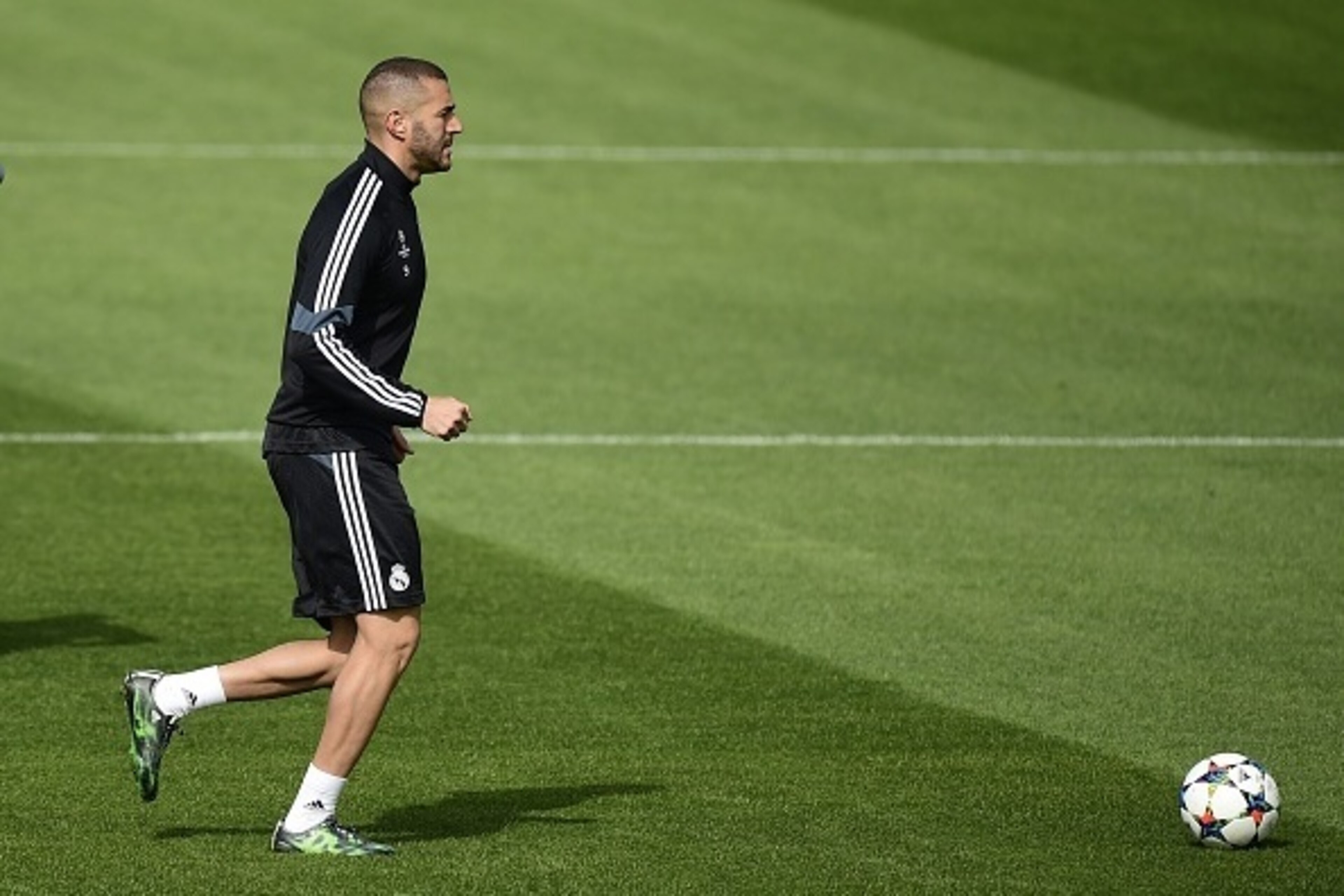 Real Madrid's French forward Karim Benzema trains at Valdebebas Sport City in Madrid on April 13, 2015 on the eve of their UEFA Champions League quarter final first leg football match against Atletico de Madrid. AFP PHOTO/ PIERRE-PHILIPPE MARCOU        (P