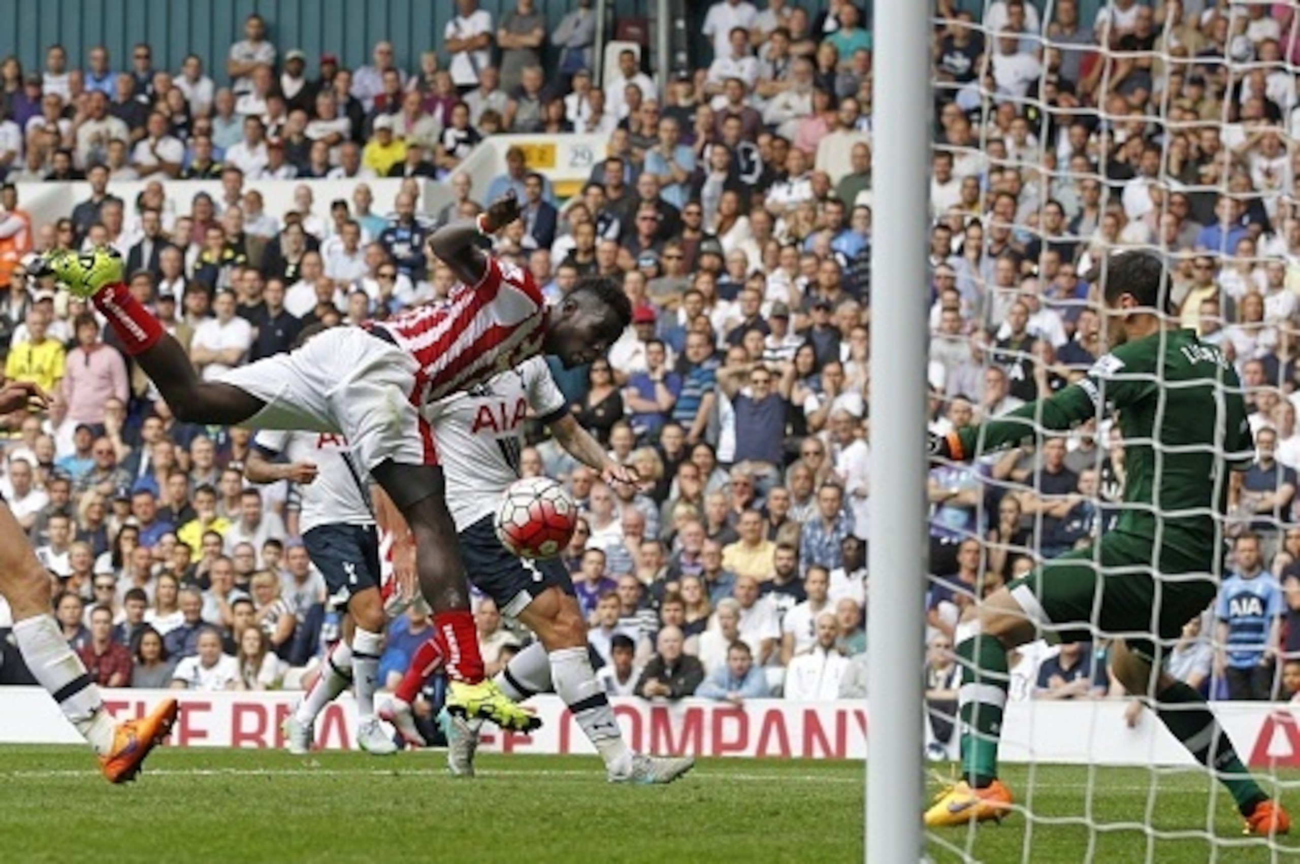 Stoke City's Senegalese striker Mame Biram Diouf (2nd L) scores their second goal during the English Premier League football match between Tottenham Hotspur and Stoke City at White Hart Lane in north London on August 15, 2015. AFP PHOTO / IAN KINGTON

RES