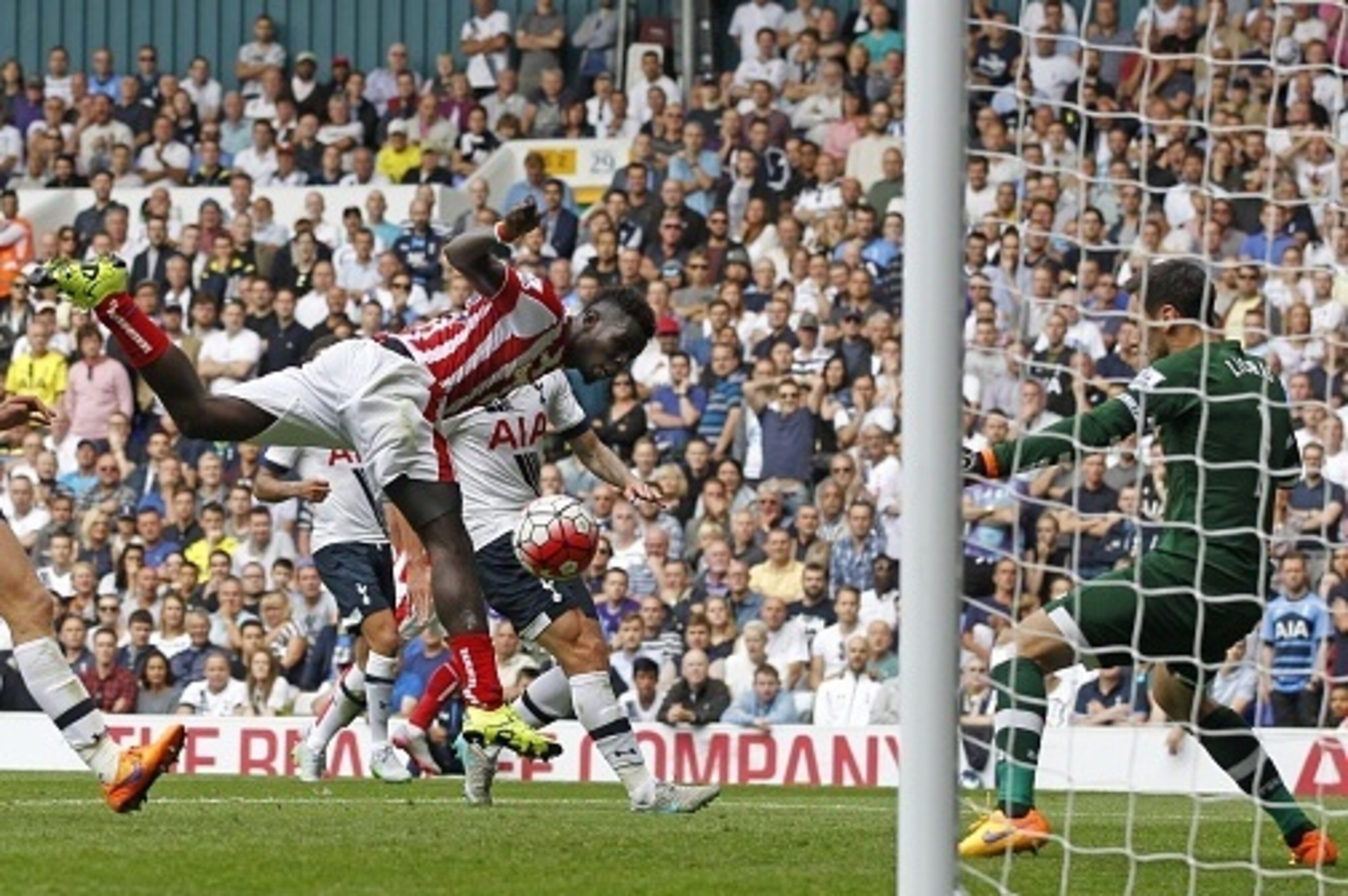 Stoke City's Senegalese striker Mame Biram Diouf (2nd L) scores their second goal during the English Premier League football match between Tottenham Hotspur and Stoke City at White Hart Lane in north London on August 15, 2015. AFP PHOTO / IAN KINGTON

RES