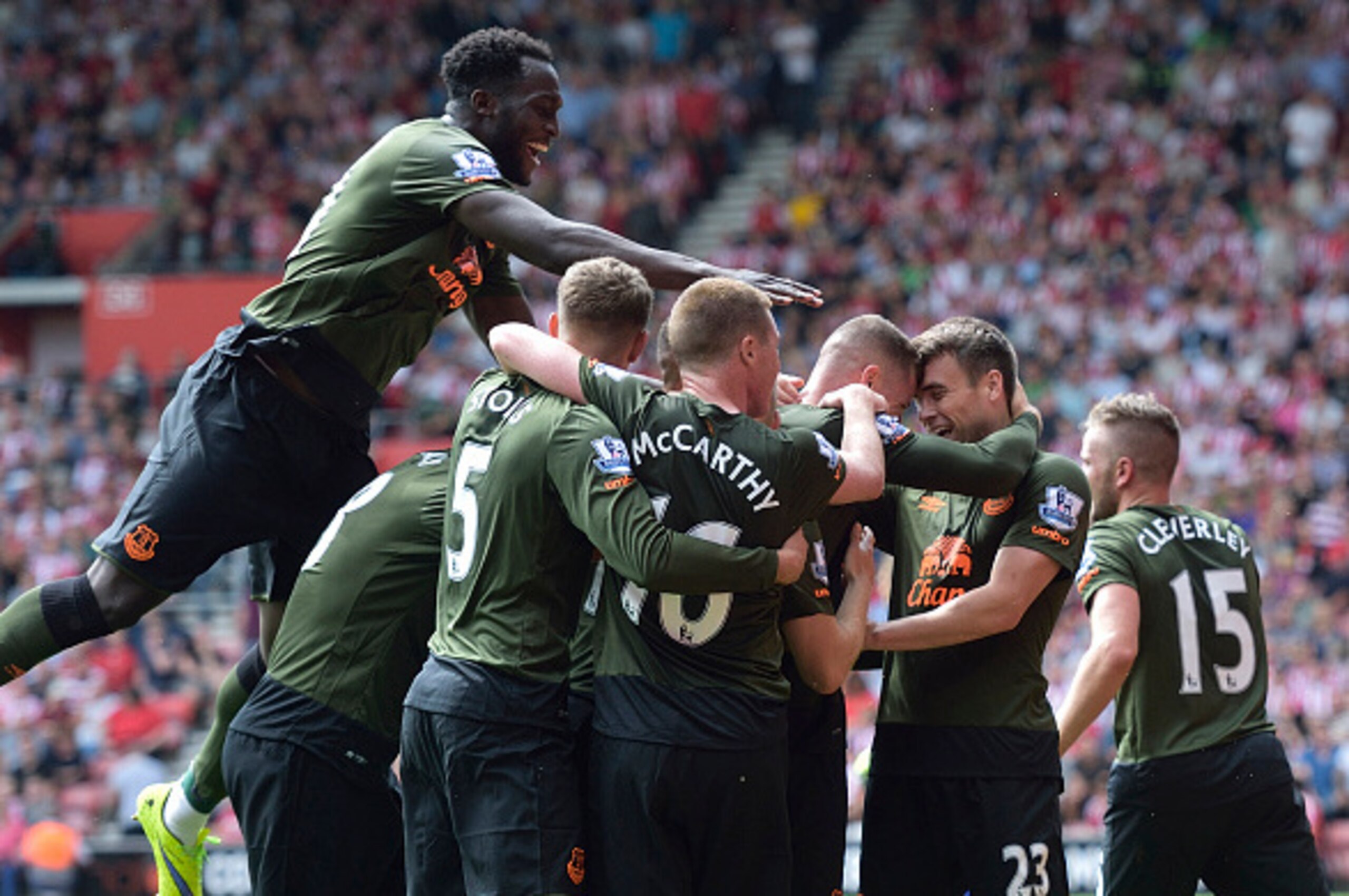SOUTHAMPTON, ENGLAND - AUGUST 15:  Ross Barkley celebrates with team mates after scoring during the Barclays Premier League match between Southampton and Everton at St Mary's Stadium on August 15, 2015 in Southampton, United Kingdom.  (Photo by Tony McArd