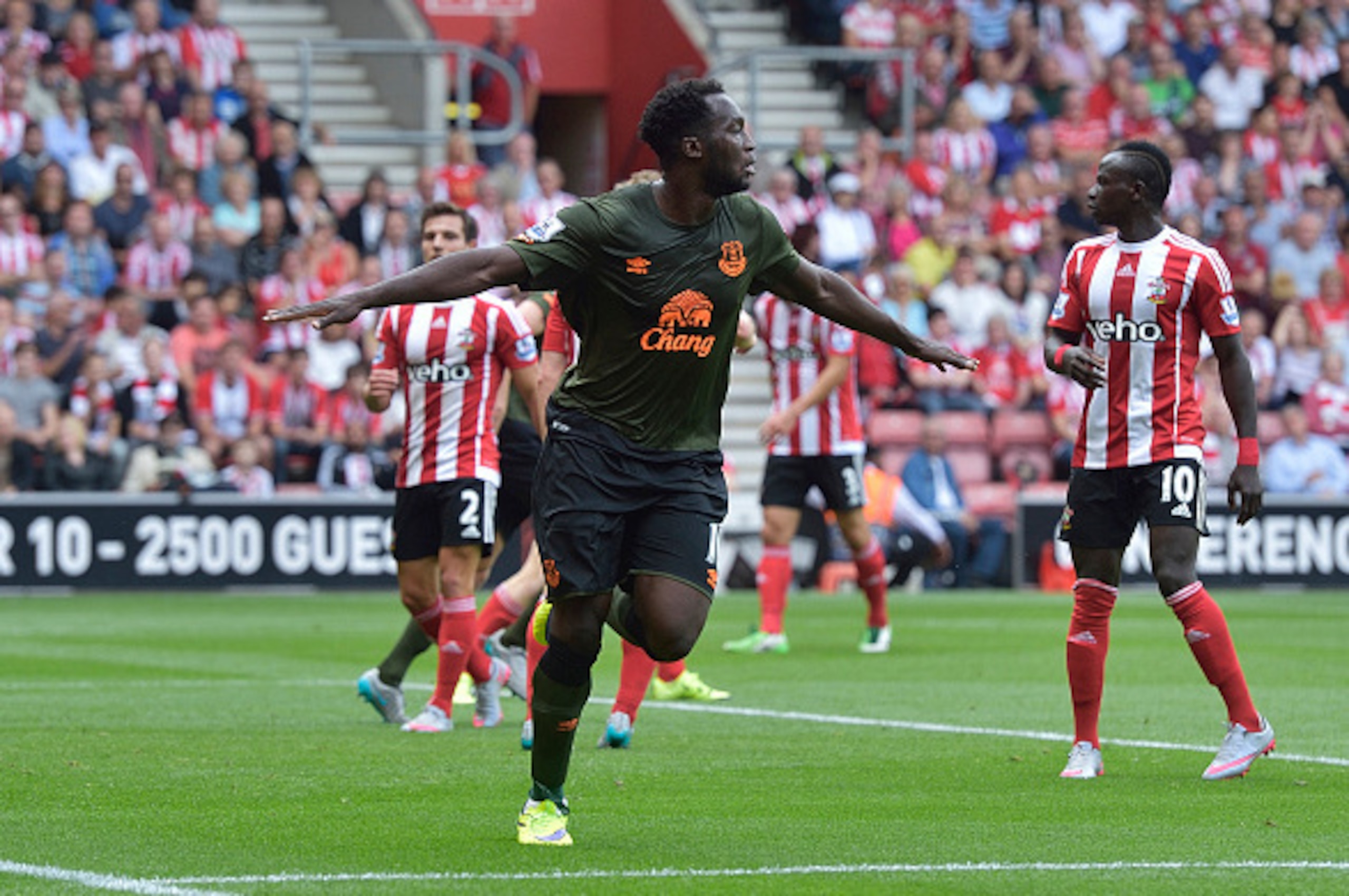 SOUTHAMPTON, ENGLAND - AUGUST 15:  Romelu Lukaku celebrates after scoring during the Barclays Premier League match between Southampton and Everton at St Mary's Stadium on August 15, 2015 in Southampton, United Kingdom.  (Photo by Tony McArdle/Everton FC v