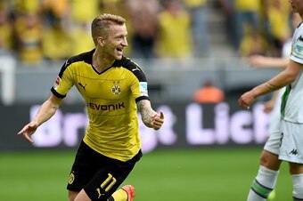 Dortmund's striker Marco Reus celebrates scoring during the German first division Bundesliga football match Borussia Dortmund vs Borussia Moenchengladbach in Dortmund, western Germany, on August 15, 2015.  AFP PHOTO / PATRIK STOLLARZ

RESTRICTIONS: DURING