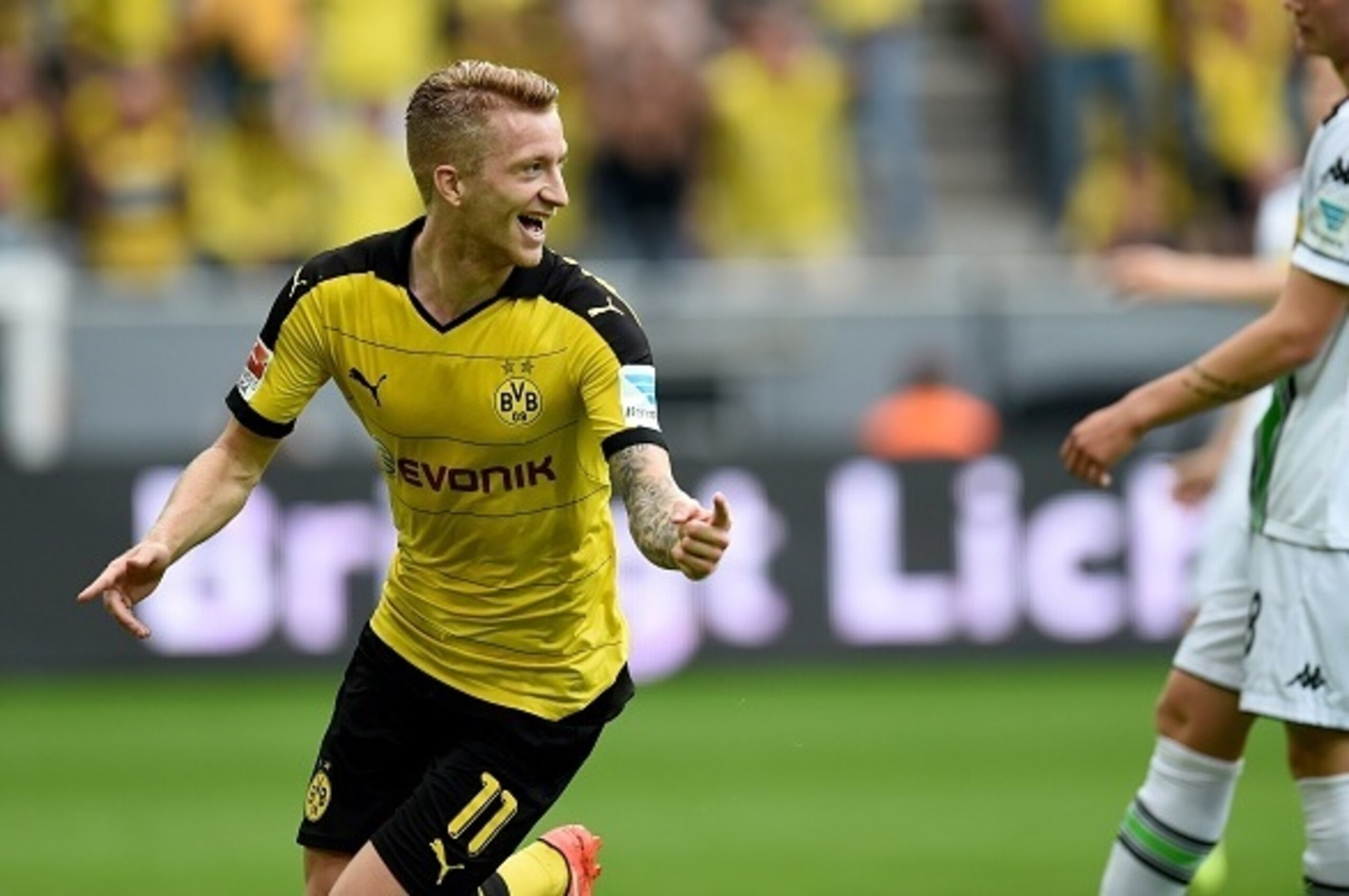 Dortmund's striker Marco Reus celebrates scoring during the German first division Bundesliga football match Borussia Dortmund vs Borussia Moenchengladbach in Dortmund, western Germany, on August 15, 2015.  AFP PHOTO / PATRIK STOLLARZ

RESTRICTIONS: DURING