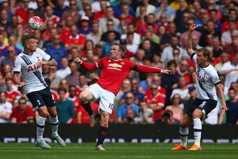 MANCHESTER, ENGLAND - AUGUST 08: Wayne Rooney (C) of Manchester United, Toby Alderweireld (L) and Jan Vertonghen of Tottenham Hotspur compete for the ball during the Barclays Premier League match between Manchester United and Tottenham Hotspur at Old Traf