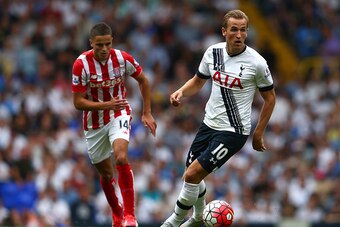 LONDON, ENGLAND - AUGUST 15:  Harry Kane of Tottenham Hotspur holds off Ibrahim Afellay of Stoke City during the Barclays Premier League match between Tottenham Hotspur and Stoke City on August 15, 2015 in London, United Kingdom.  (Photo by Dan Mullan/Get