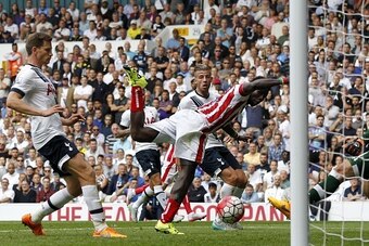 Stoke City's Senegalese striker Mame Biram Diouf (C) scores their second goal during the English Premier League football match between Tottenham Hotspur and Stoke City at White Hart Lane in north London on August 15, 2015. AFP PHOTO / IAN KINGTON

RESTRIC