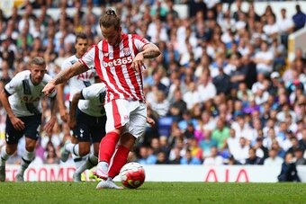 LONDON, ENGLAND - AUGUST 15:  Marko Arnautovic of Stoke City scores his team's first goal from the penalty spot during the Barclays Premier League match between Tottenham Hotspur and Stoke City at White Hart Lane on August 15, 2015 in London, United Kingd