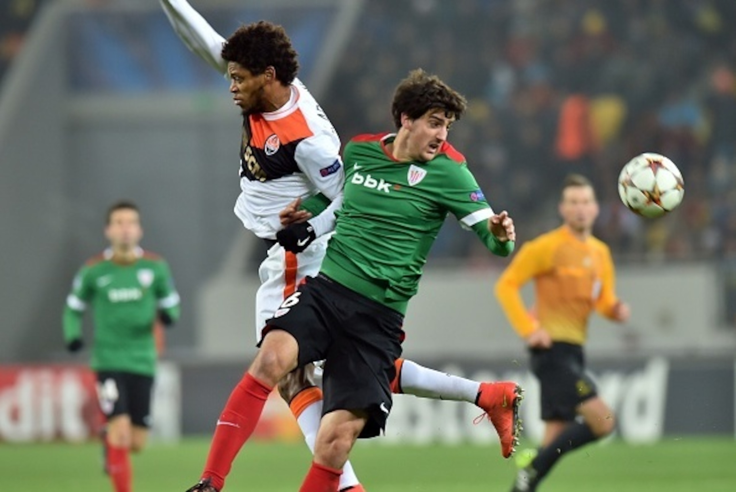 FC Shakhtar Donetsk's Luiz Adriano (L) and Mikel San Jose (R) of Athletic Bilbao vie for the ball during the UEFA Champions League Group H football match FC Shakhtar vs Athletic Bilbao in Lviv on November 25, 2014. AFP PHOTO/ SERGEI SUPINSKY        (Photo