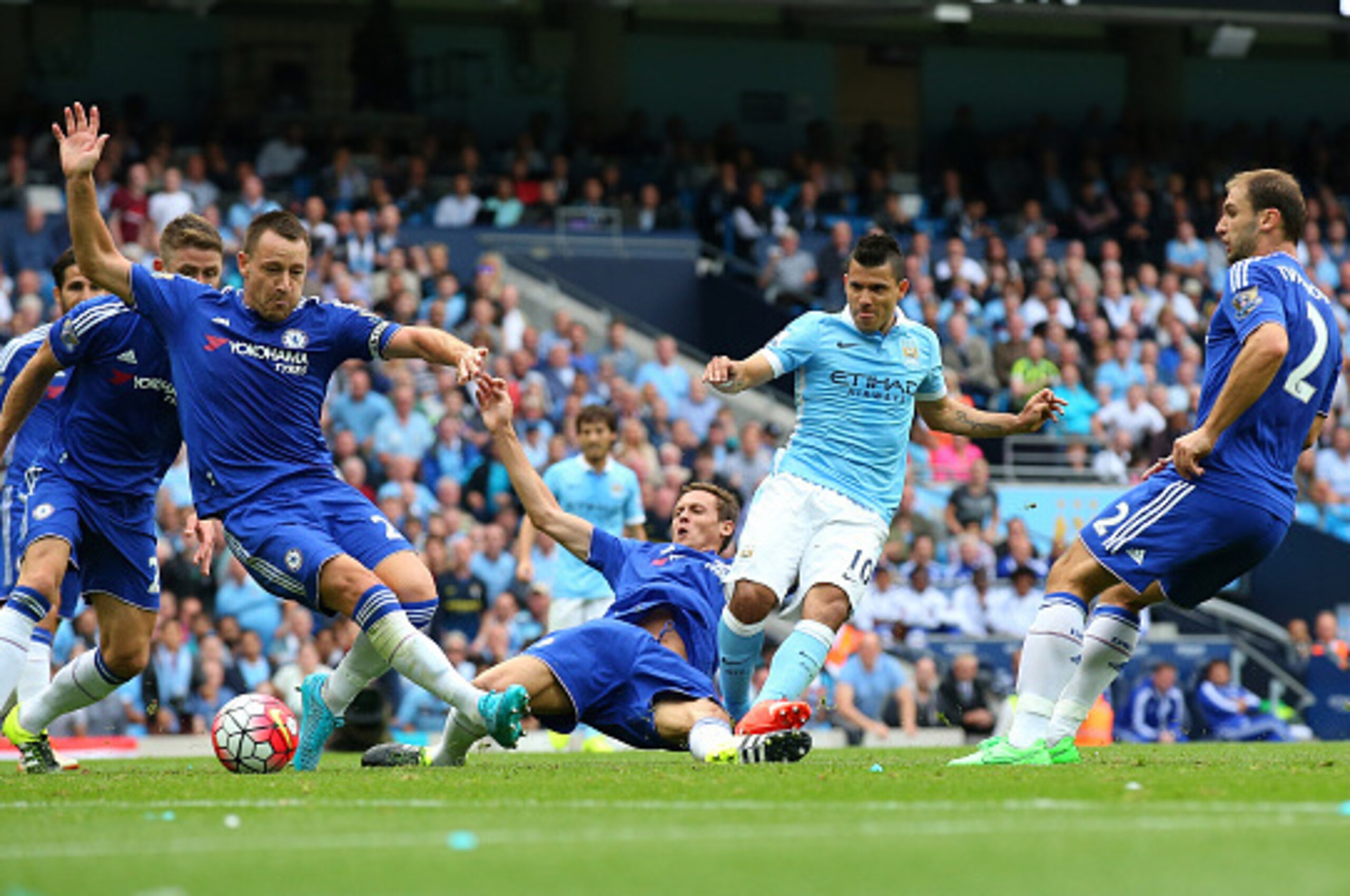 MANCHESTER, ENGLAND - AUGUST 16:  Sergio Aguero of Manchester City scores the opening goal during the Barclays Premier League match between Manchester City and Chelsea at Etihad Stadium on August 16, 2015 in Manchester, United Kingdom.  (Photo by Alex Liv