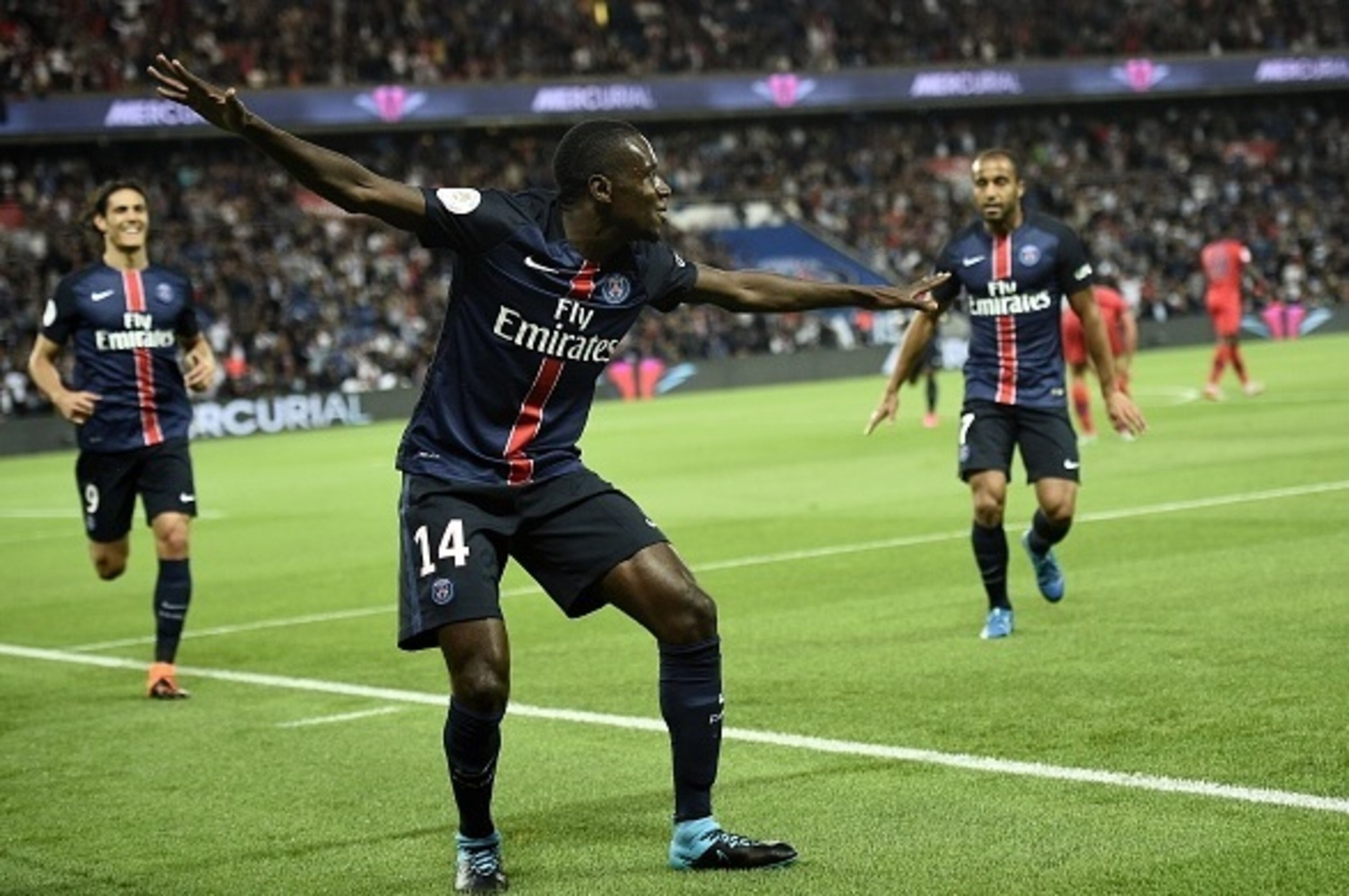 Paris Saint-Germain's French midfielder Blaise Matuidi celebrates scoring during the French L1 football match Paris Saint-Germain FC vs GFC Ajaccio on August 16, 2015 at the Parc des Princes in Paris.  AFP PHOTO / FRANCK FIFE        (Photo credit should r