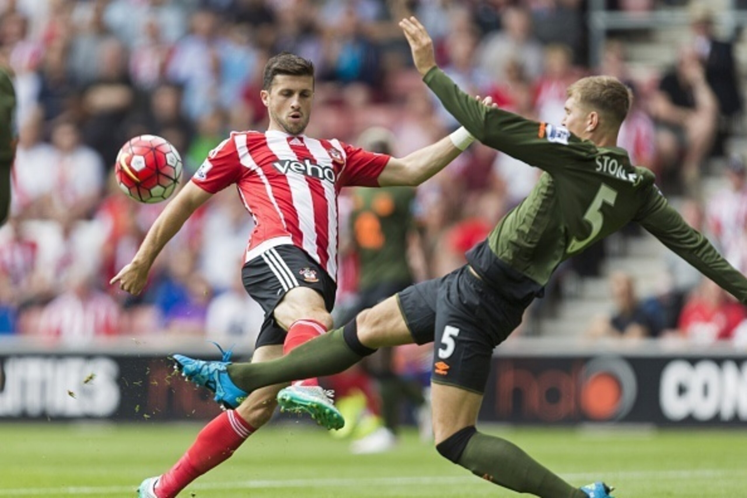 Southampton's Irish striker Shane Long  (L) vies with Everton's English defender John Stones during the English Premier League football match between Southampton and Everton at at St Mary's Stadium in Southampton, southern England on August 15, 2015. AFP 