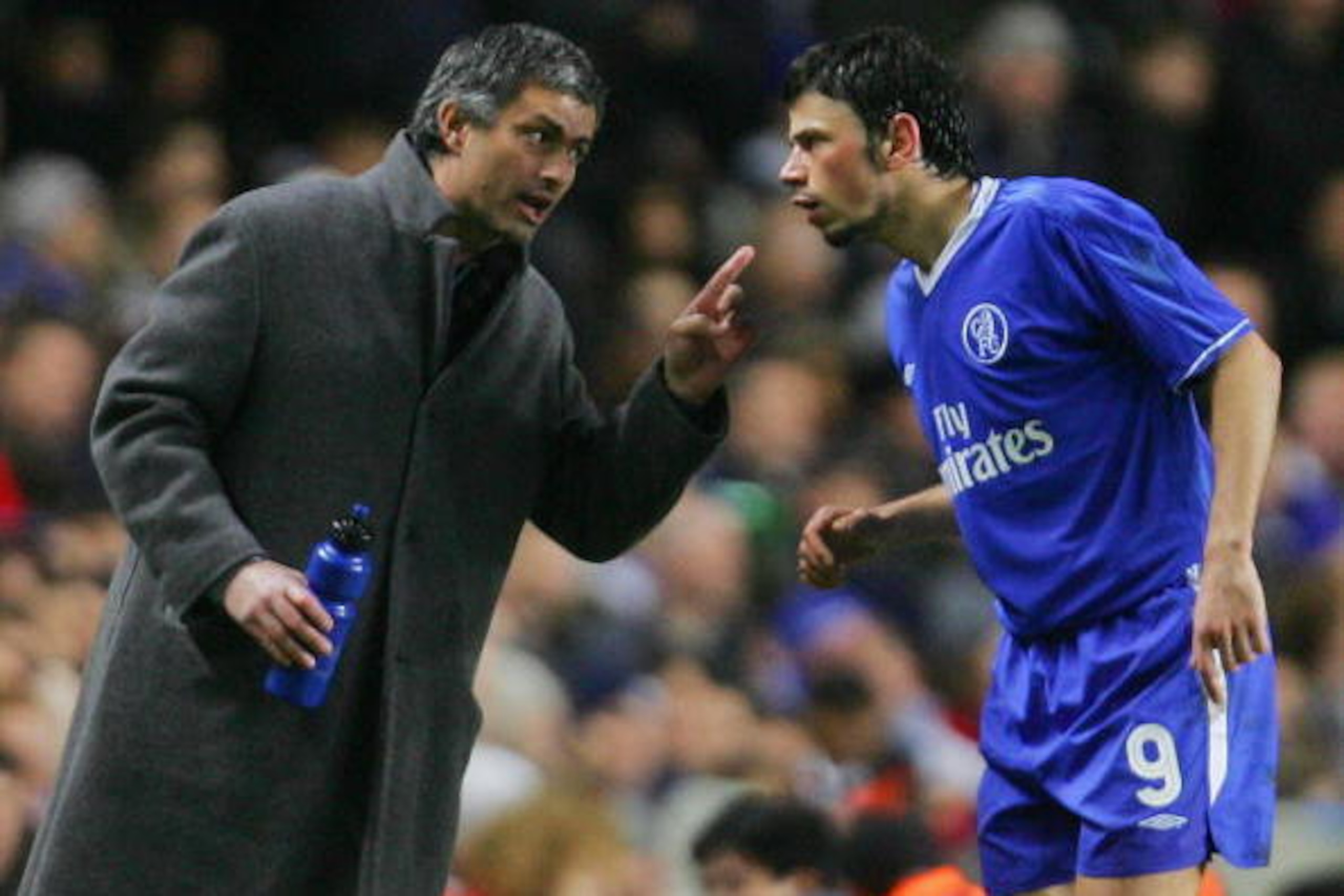 LONDON, United Kingdom:  Chelsea's Jose Mourinho (L) gives directions to Meteja Kezman their second leg Champion's League football match at Stamford Bridge stadium in London 08 March, 2005. Chelsea won 4-2 and advances 5-4 on agrigate.    AFP PHOTO/jJIM W