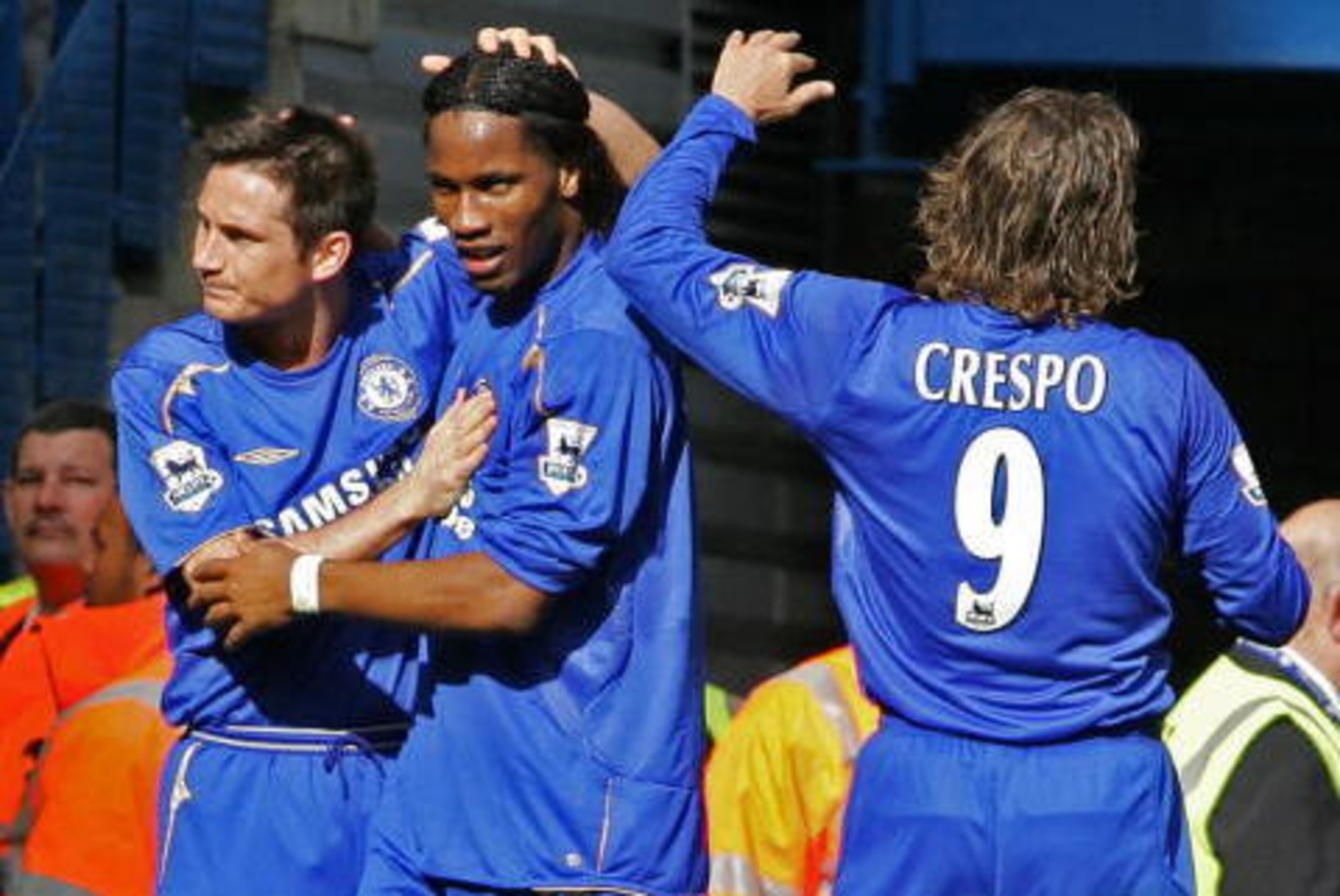 London, UNITED KINGDOM:  Chelsea's goal scorer Didier Drogba (C) is conratulated by team mates Frank Lampard (L) and Hernan Crespo (R) during their Premiership match against Everton at home to Chelsea, at Stamford Bridge Stadium, 17 April 2006. AFP PHOTO/