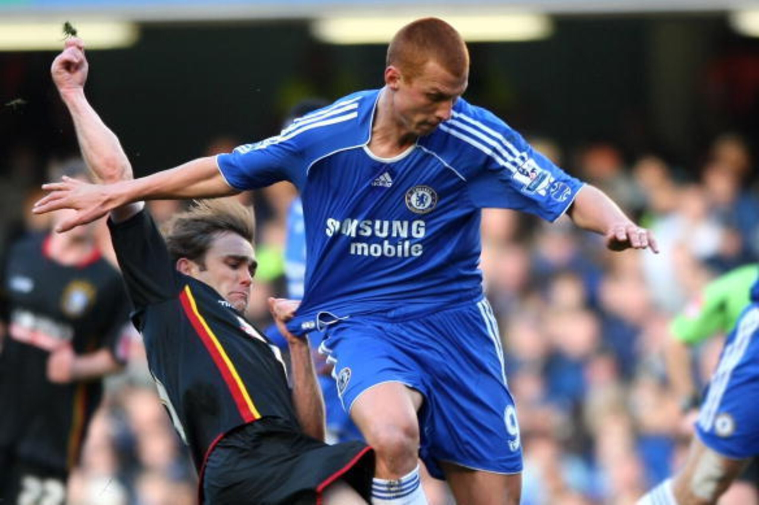 LONDON - FEBRUARY 16:  Steve Sidwell of Chelsea ischallenged by Chris Brandon of Huddersfield during the e.on sponsored FA Cup 5th Round match between Chelsea and Huddersfield Town at Stamford Bridge on February 16, 2008 in London, England.  (Photo by Mik