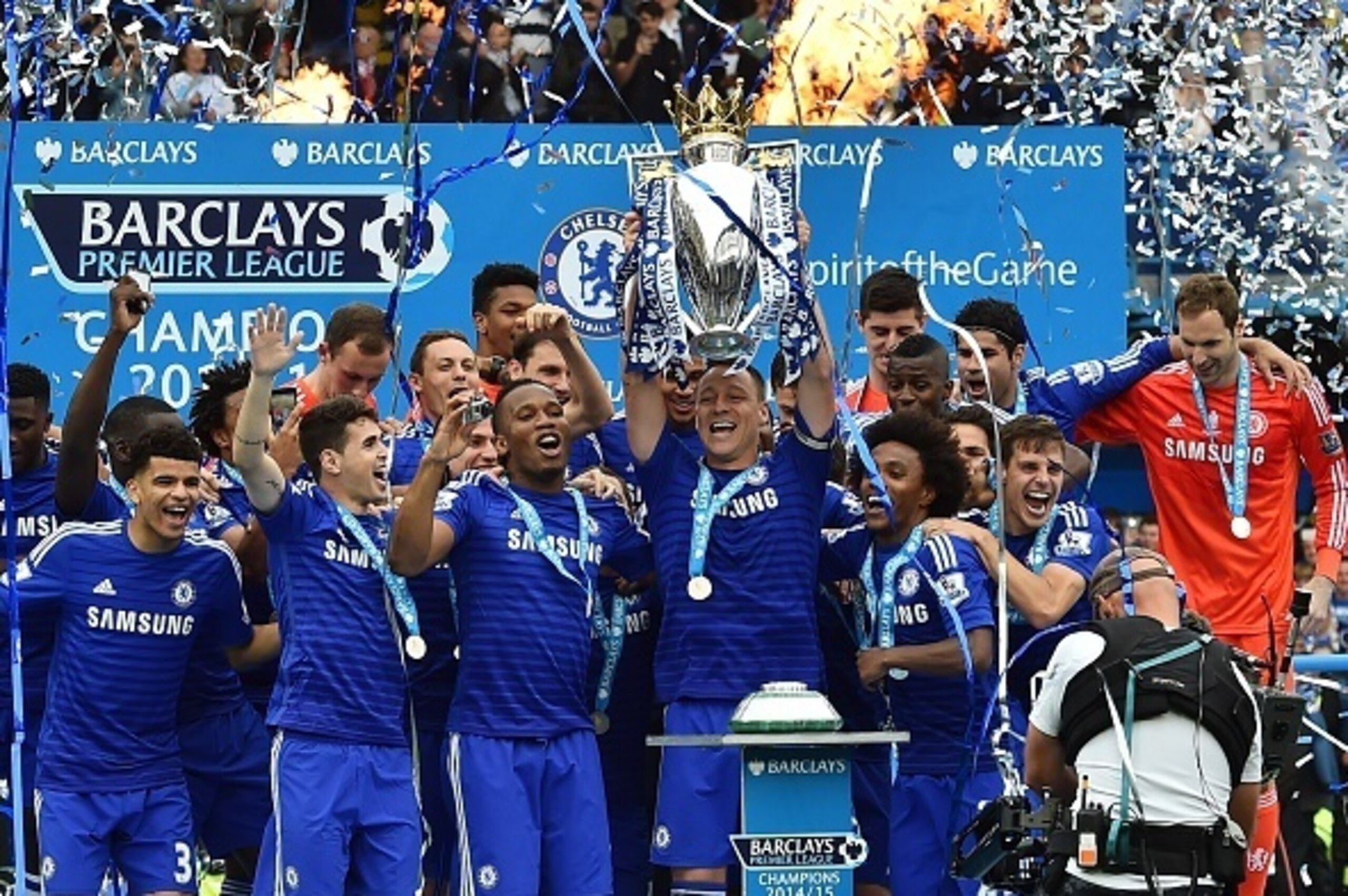 Chelsea's English defender John Terry (C) holds up the trophy during the presentation of the Premier League trophy after the English Premier League football match between Chelsea and Sunderland at Stamford Bridge in London on May 24, 2015. Chelsea were of