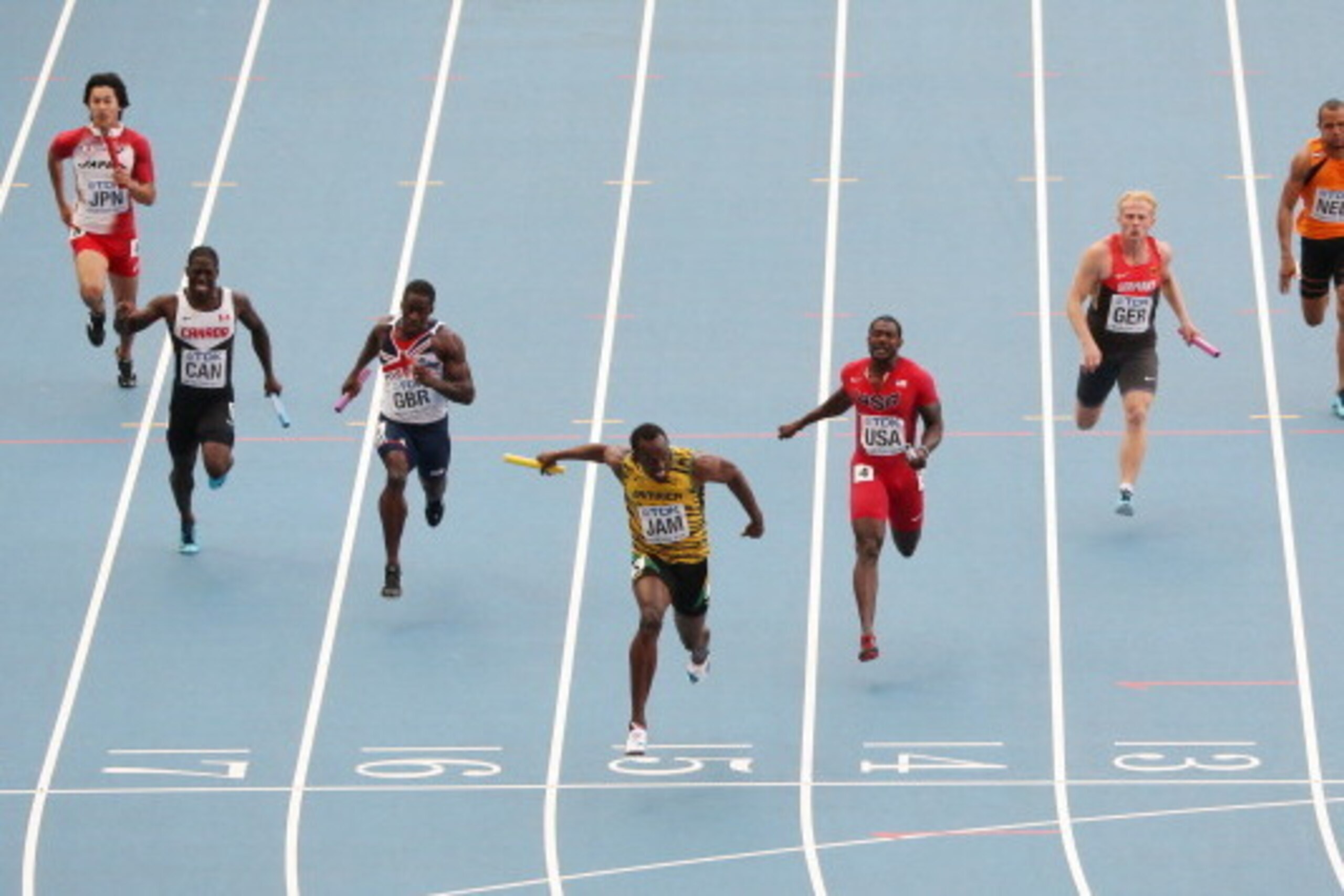 Jamaica's Usain Bolt (C) crosses the finish line of the men's 4x100 metres relay final ahead of US Justin Gatlin (3dR) and Canada's Justyn Warner (2ndL) at the 2013 IAAF World Championships at the Luzhniki stadium in Moscow on August 18, 2013.      AFP PH