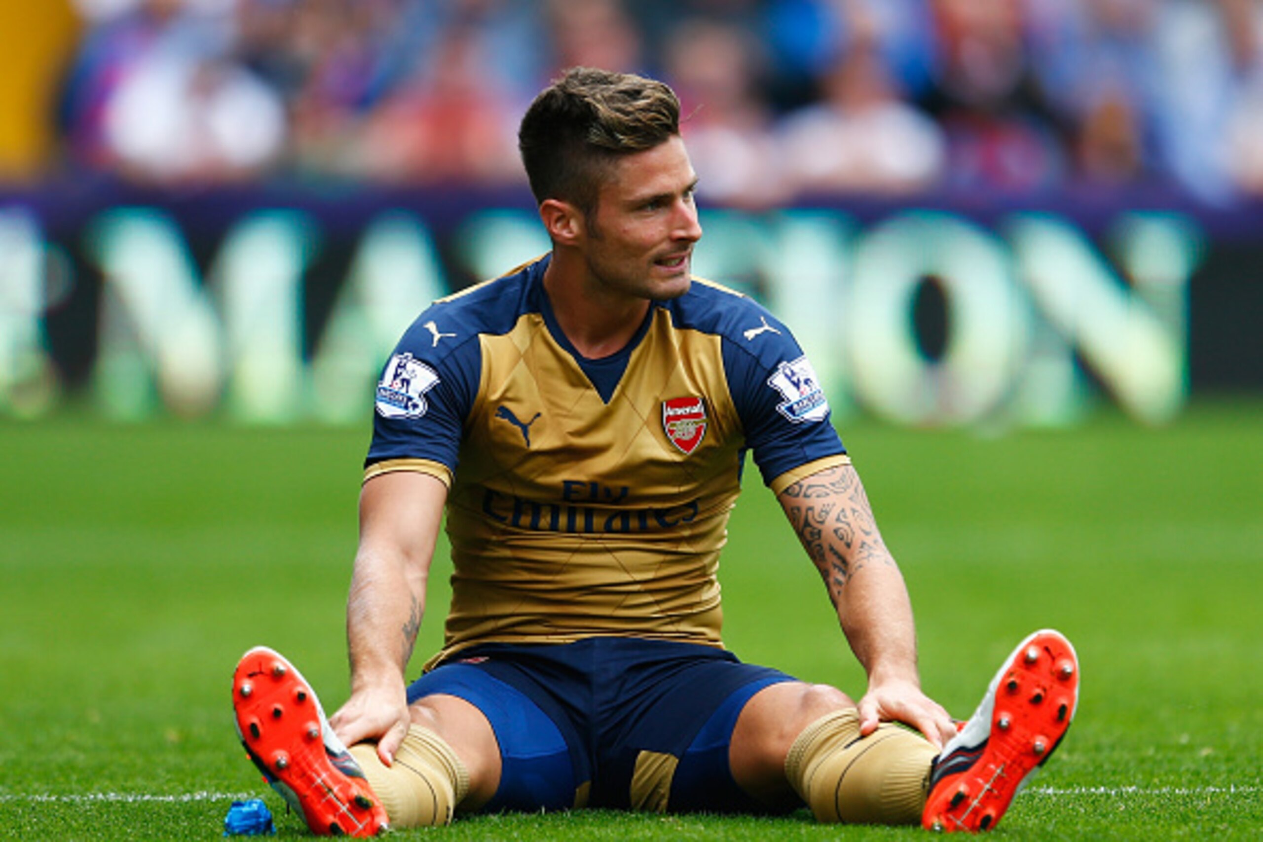 LONDON, ENGLAND - AUGUST 16: Olivier Giroud of Arsenal goes to ground during the Barclays Premier League match between Crystal Palace and Arsenal at Selhurst Park on August 16, 2015 in London, England.  (Photo by Julian Finney/Getty Images)