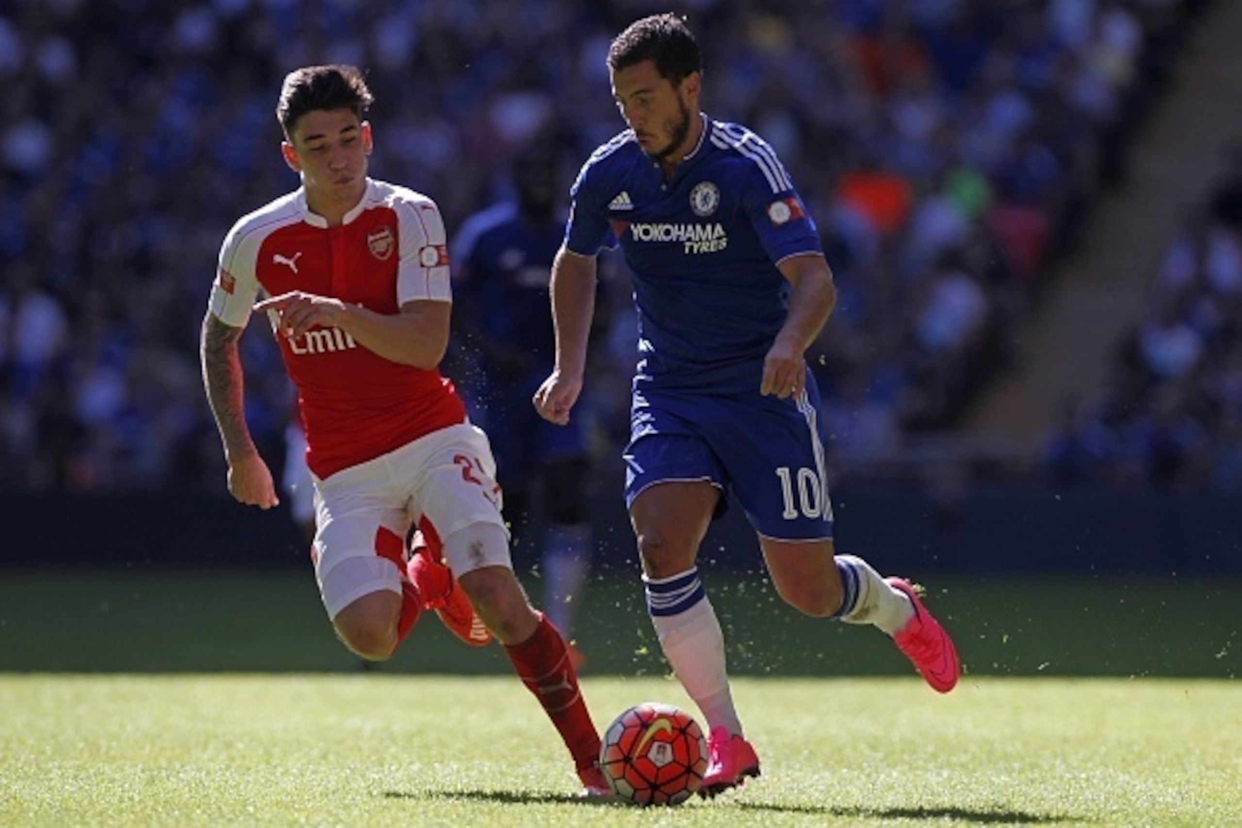 Chelsea's Belgian midfielder Eden Hazard (R) vies with Arsenal's Spanish defender Hector Bellerin during the FA Community Shield football match between Arsenal and Chelsea at Wembley Stadium in north London on August 2, 2015. Arsenal won the game 1-0. AFP