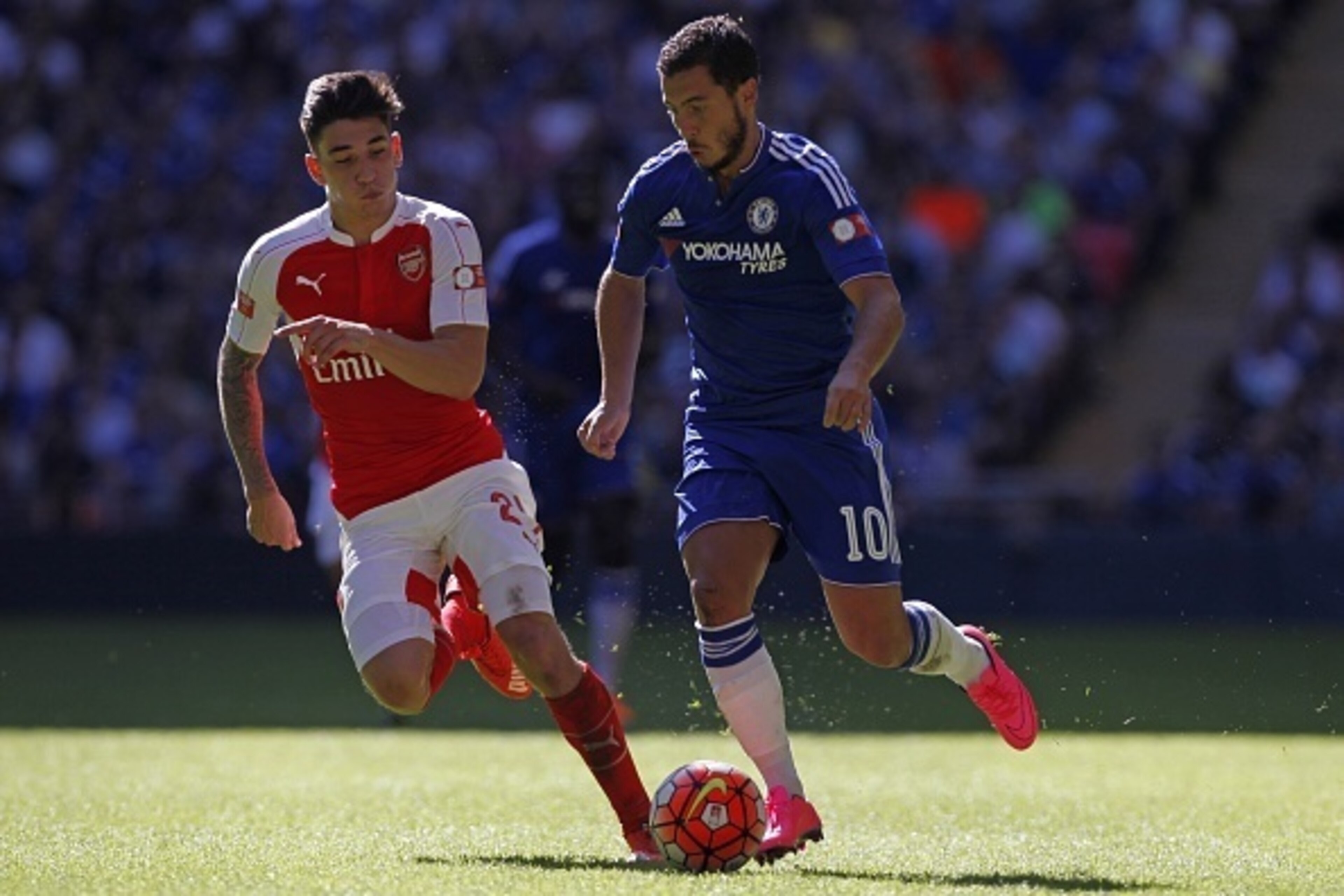 Chelsea's Belgian midfielder Eden Hazard (R) vies with Arsenal's Spanish defender Hector Bellerin during the FA Community Shield football match between Arsenal and Chelsea at Wembley Stadium in north London on August 2, 2015. Arsenal won the game 1-0. AFP
