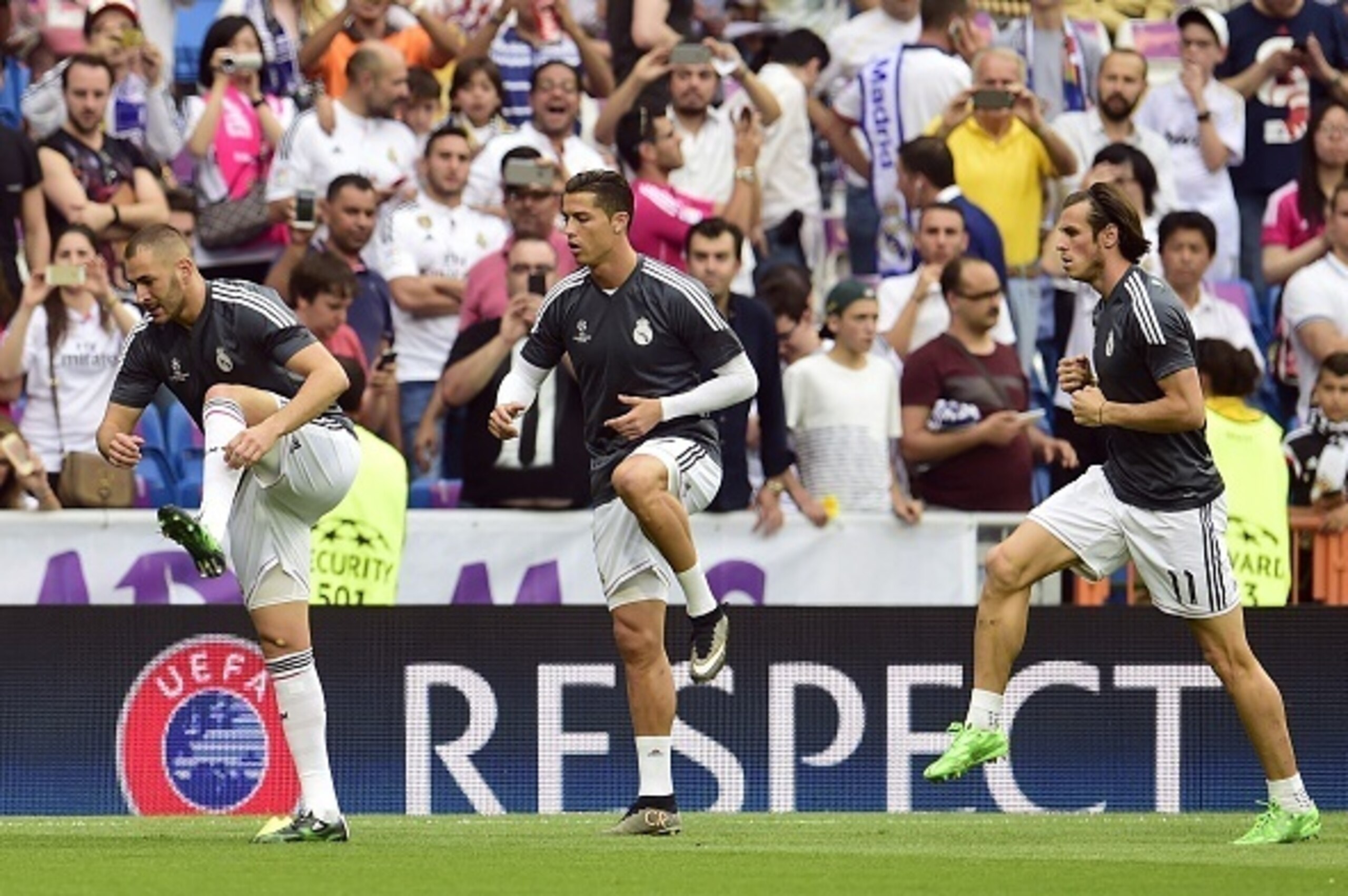 (L to R) Real Madrid's French forward Karim Benzema, Real Madrid's Portuguese forward Cristiano Ronaldo and Real Madrid's Welsh forward Gareth Bale warm-up before the UEFA Champions League semi-final second leg football match Real Madrid FC vs Juventus at