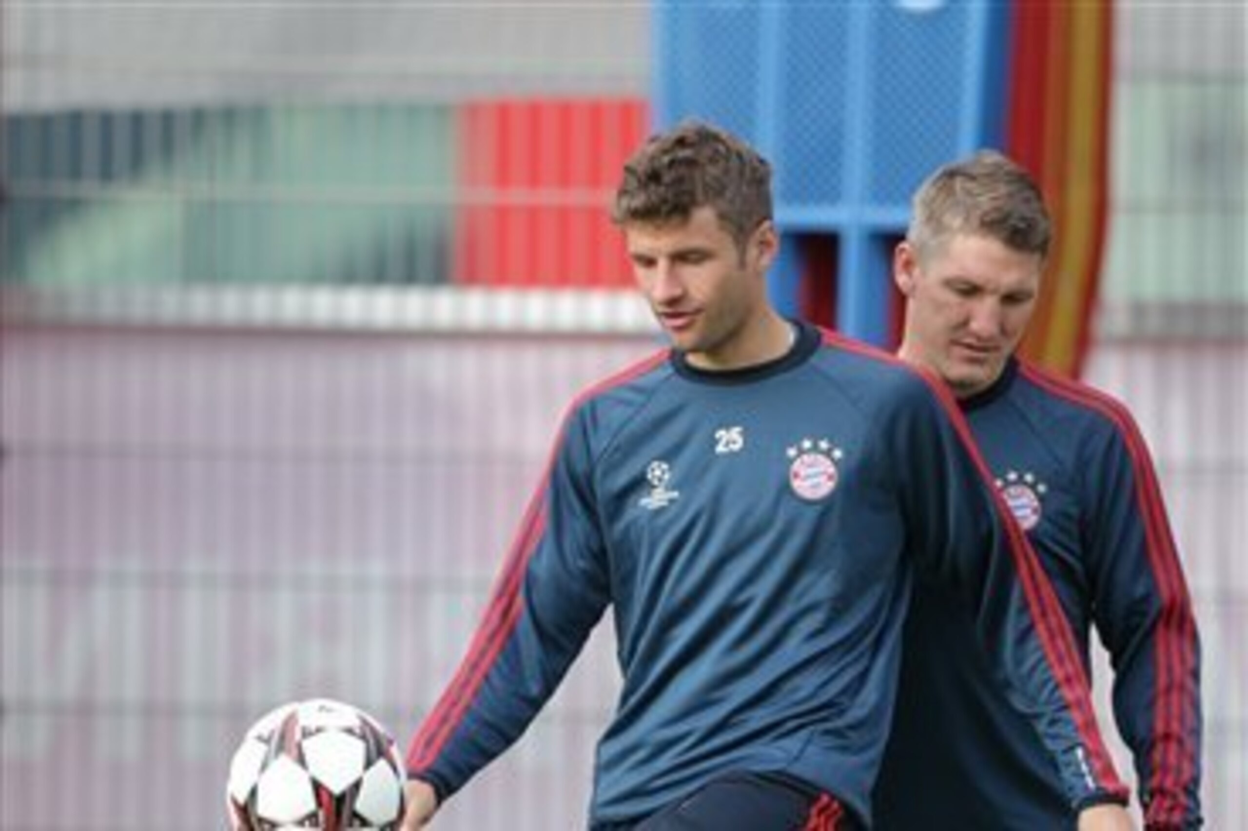 After losing Schweinsteiger it'd be a massive surprise if Muller followed.