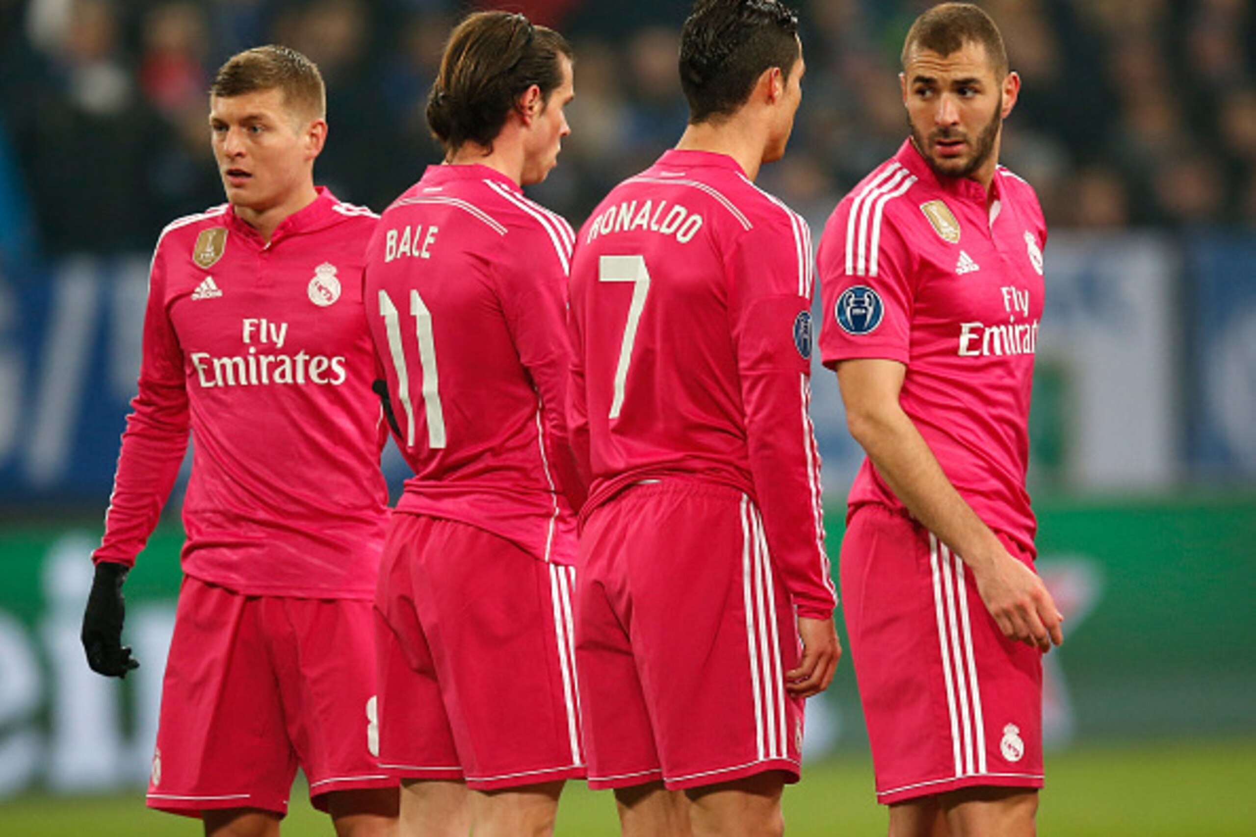 GELSENKIRCHEN, GERMANY - FEBRUARY 18:  Toni Kroos, Gareth Bale, Cristiano Ronaldo and Karim Benzema of Real Madrid set up a wall during the UEFA Champions League Round of 16 match between FC Schalke 04 and Real Madrid at the Veltins-Arena on February 18, 