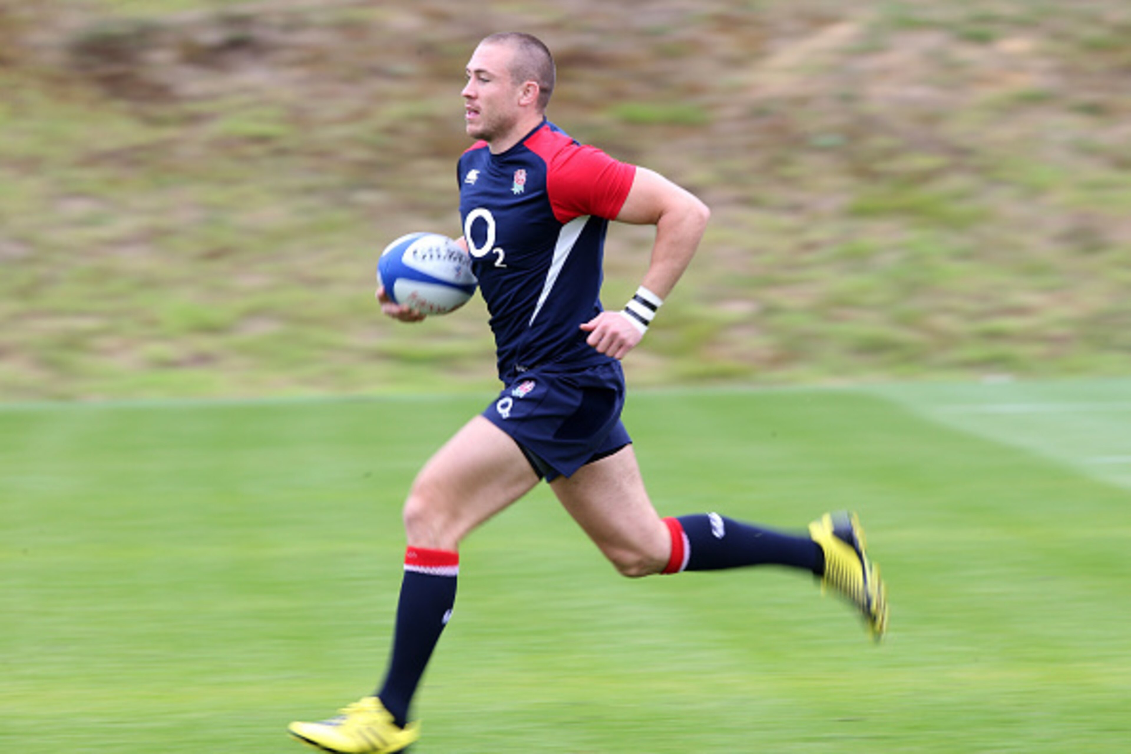 BAGSHOT, ENGLAND - AUGUST 18:  Mike Brown runs with the ball during the England training session held at Pennyhill Park on August 18, 2015 in Bagshot, England.  (Photo by David Rogers/Getty Images)