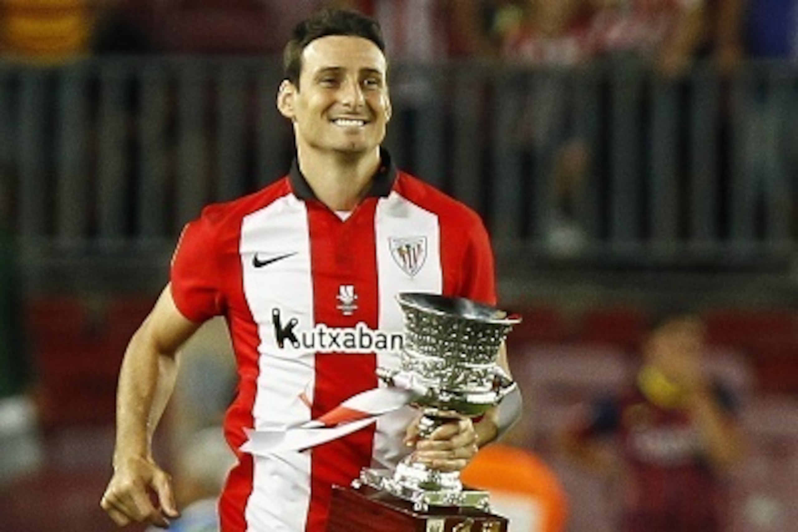 Athletic Bilbao's forward Aritz Aduriz runs with the Supercup trophy as he celebrates after the Spanish Supercup second-leg football match FC Barcelona vs Athletic Club Bilbao at the Camp Nou stadium in Barcelona on August 17, 2015. AFP PHOTO / QUIQUE GAR Athletic Bilbao's forward Aritz Aduriz runs with the Supercup trophy as he celebrates after the Spanish Supercup second-leg football match FC Barcelona vs Athletic Club Bilbao at the Camp Nou stadium in Barcelona on August 17, 2015. AFP PHOTO / QUIQUE GAR