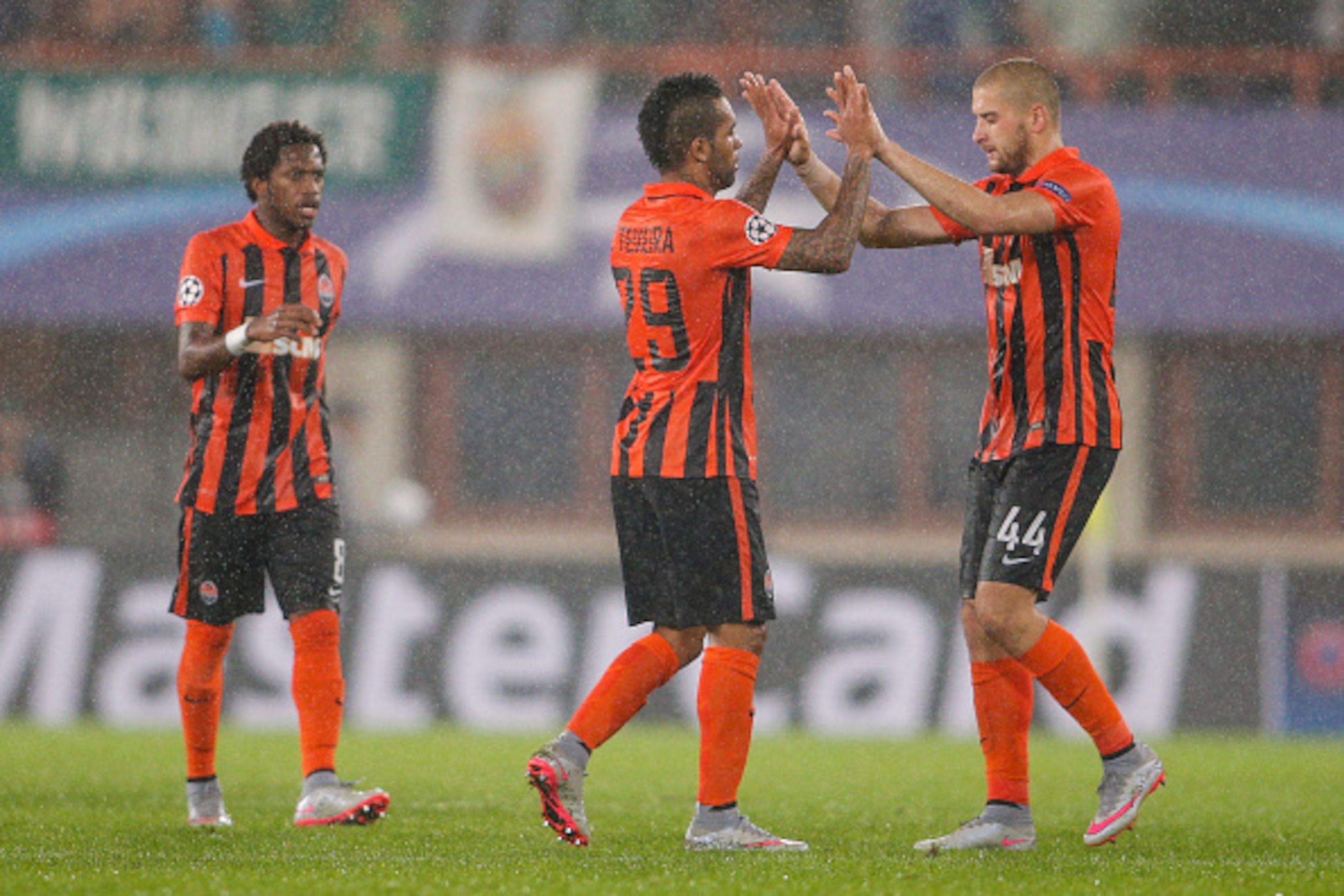 VIENNA, AUSTRIA - AUGUST 19:  Fred, Alex Teixeira and Yaroslav Rakitskiy (L-R) of Donetsk celebrate after winning the UEFA Champions League: Qualifying Round Play Off First Leg match between SK Rapid Vienna and FC Shakhtar Donetsk on August 19, 2015 in Vi