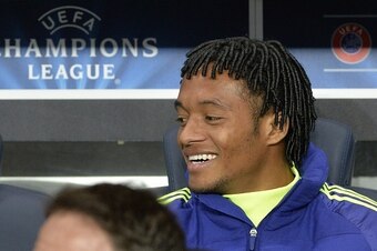 Chelsea's new Colombian midfielder Juan Cuadrado sits on the bench ahead of the UEFA Champions League round of 16 football match between Paris Saint-Germain (PSG) and Chelsea at the Parc des Princes stadium in Paris on February 17, 2015.  AFP PHOTO / MIGU
