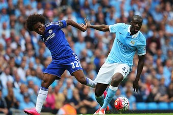 MANCHESTER, ENGLAND - AUGUST 16:  Yaya Toure of Manchester City is challenged by Willian of Chelsea during the Barclays Premier League match between Manchester City and Chelsea at the Etihad Stadium on August 16, 2015 in Manchester, England.  (Photo by Al