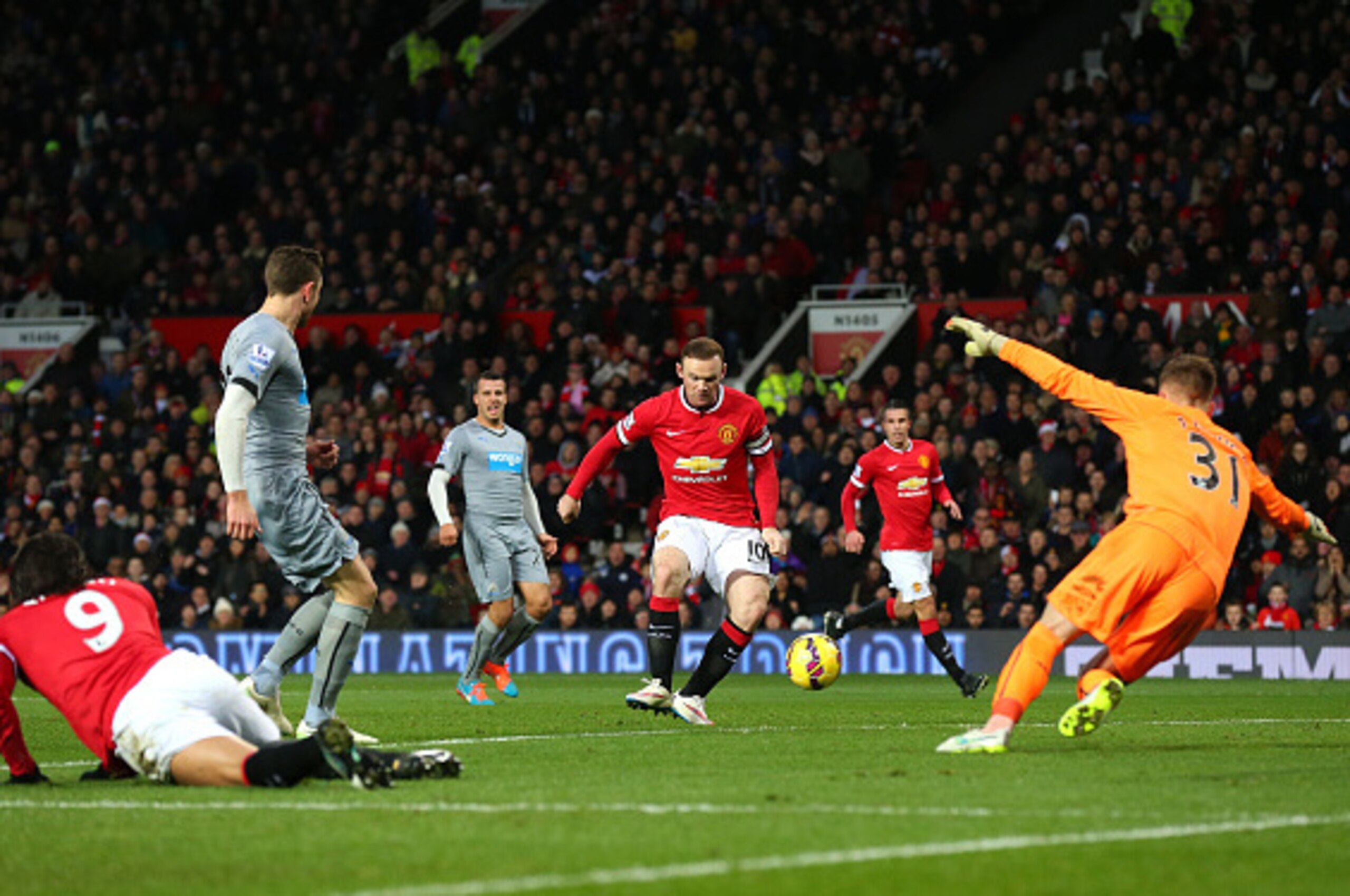 MANCHESTER, ENGLAND - DECEMBER 26:  Wayne Rooney of Manchester United scores the first goal during the Barclays Premier League match between Manchester United and Newcastle United at Old Trafford on December 26, 2014 in Manchester, England.  (Photo by Ale
