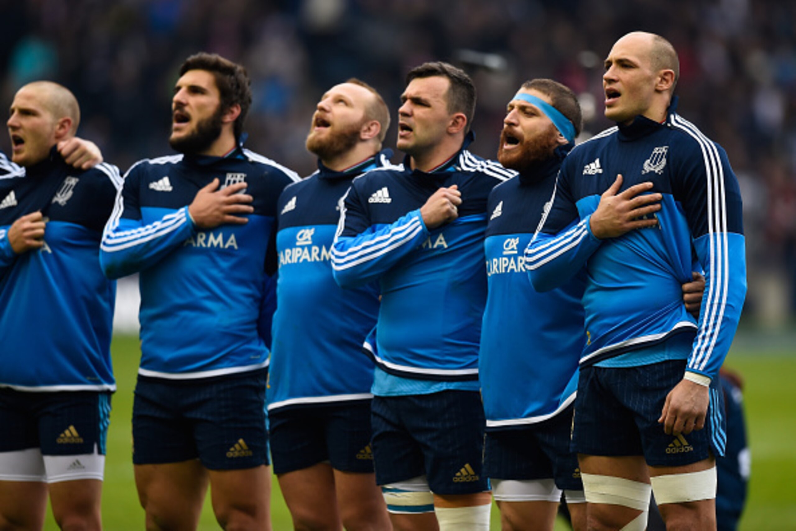 EDINBURGH, SCOTLAND - FEBRUARY 28:  Italy captain Sergio Parisse (r) and team sing the national anthem before the RBS Six Nations match between Scotland and Italy at Murrayfield Stadium on February 28, 2015 in Edinburgh, Scotland.  (Photo by Stu Forster/G