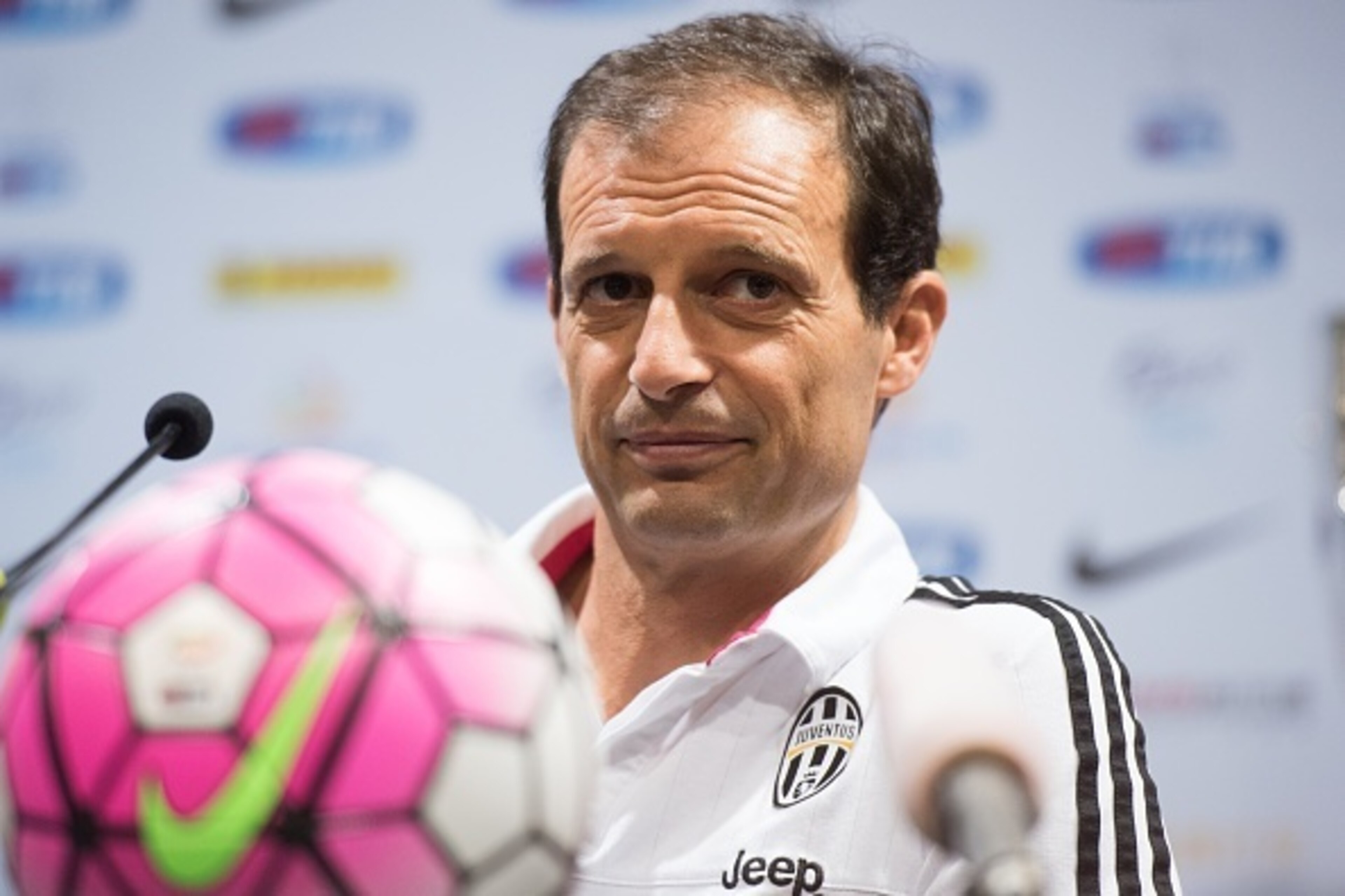 Juventus head coach Massimiliano Allegri  attends a press conference ahead of the Italian Super Cup final football match between Juventus and Lazio in Shanghai on August 6, 2015. AFP PHOTO / JOHANNES EISELE        (Photo credit should read JOHANNES EISELE