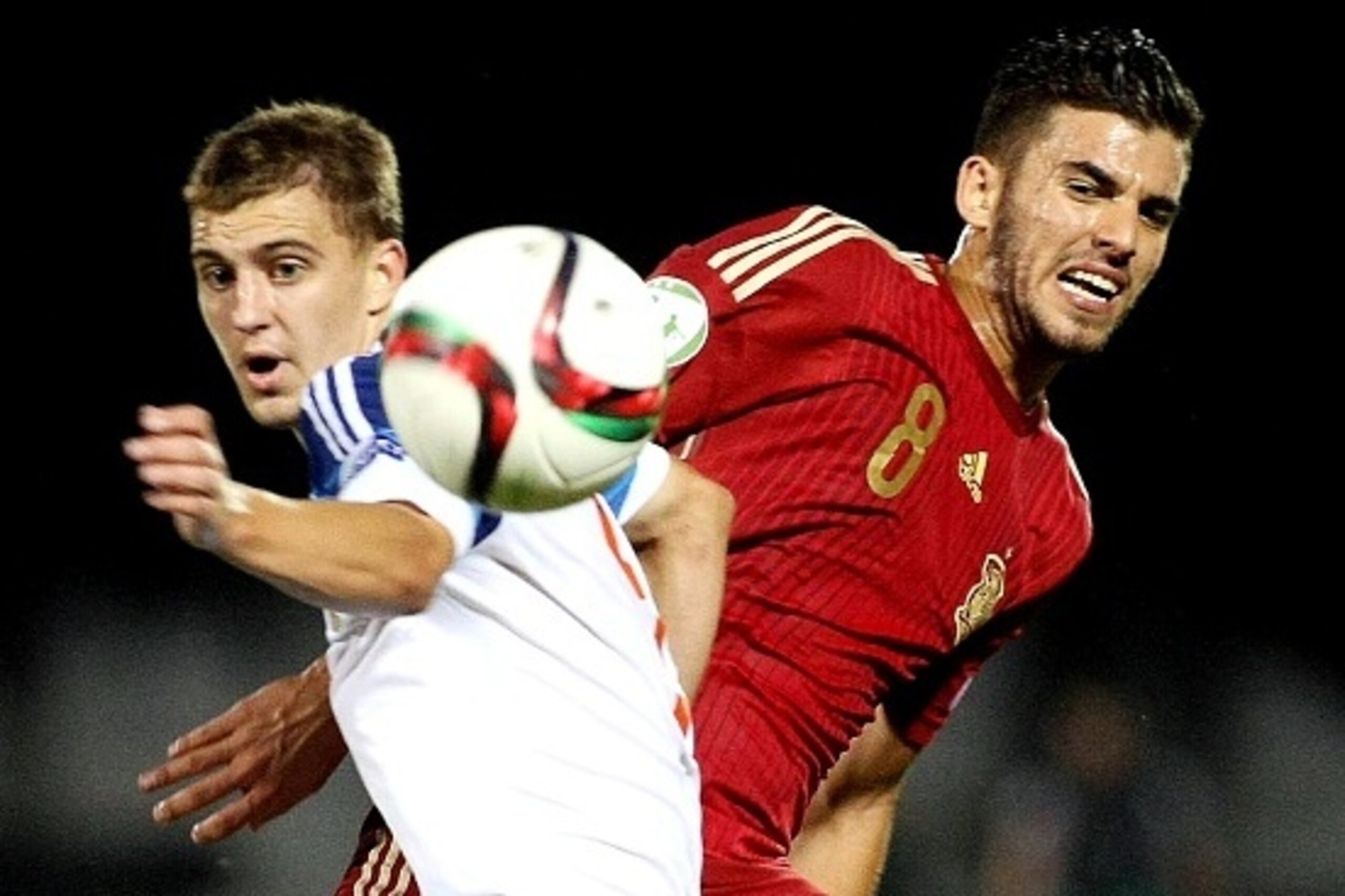 Russia's Denis Yakuba (L) vies for the ball with Spain's Dani Ceballos (R) during the UEFA 2015 European U-19 Championship final football match between Russia and Spain at the Municipal Stadium in Katerini, Greece, on July 19, 2015. AFP PHOTO / STRINGER  