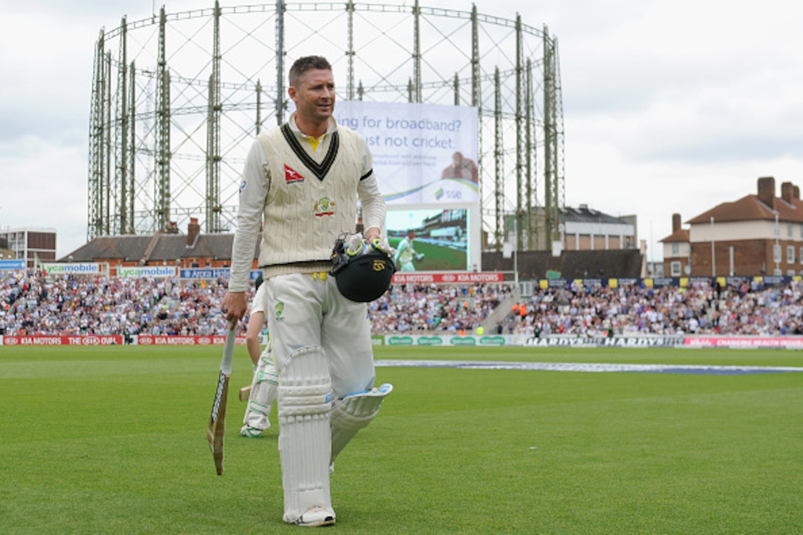 LONDON, ENGLAND - AUGUST 20:  Australian captain Michael Clarke leaves the field after being dismissed by Ben Stokes of England during day one of the 5th Investec Ashes Test match between England and Australia at The Kia Oval on August 20, 2015 in London,