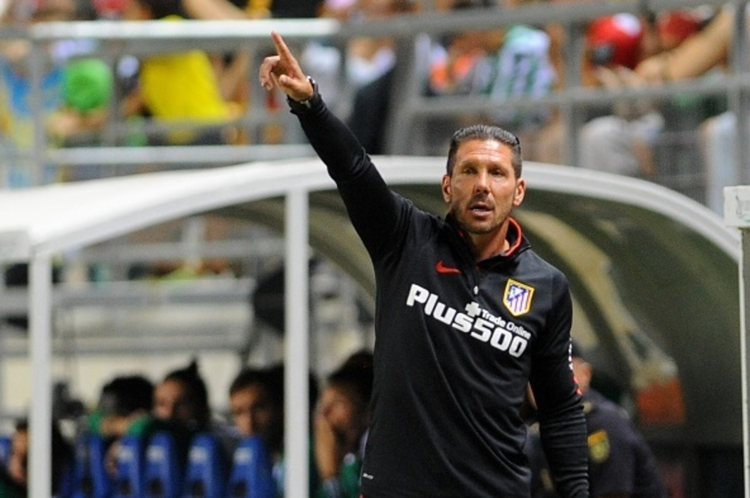 Atletico Madrid's Argentinian coach Diego Simeone gestures during the Trofeo Carranza football match Atletico de Madrid vs Betis at the Ramon de Carranaza stadium in Cadiz on August 15, 2015. AFP PHOTO / CRISTINA QUICLER        (Photo credit should read C