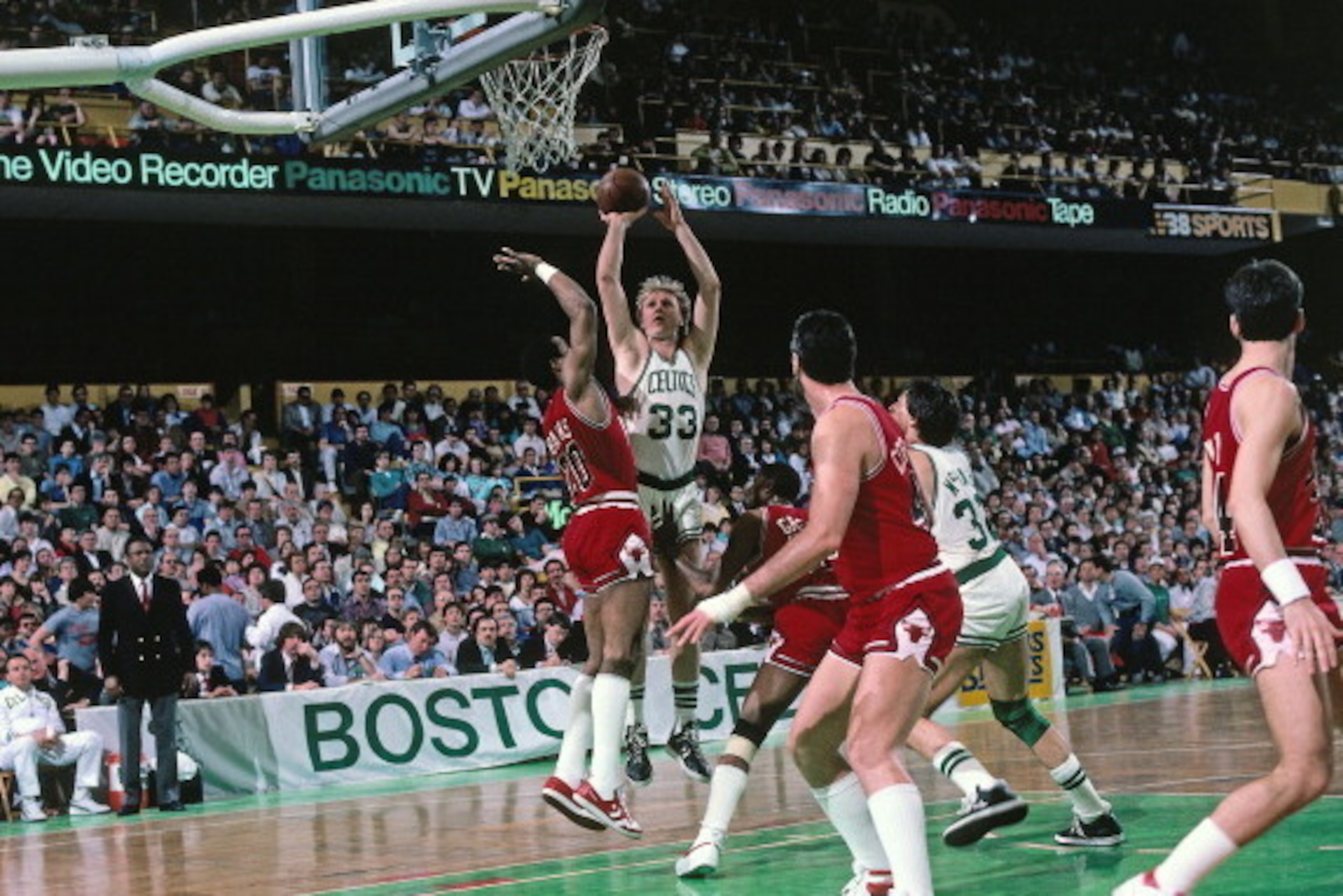 BOSTON, MA - 1986: Larry Bird #33 of the Boston Celtics takes a jump shot during a game played against the Chicago Bulls circa 1986 at the Boston Garden in Boston, Massachusetts. NOTE TO USER: User expressly acknowledges and agrees that, by downloading an BOSTON, MA - 1986: Larry Bird #33 of the Boston Celtics takes a jump shot during a game played against the Chicago Bulls circa 1986 at the Boston Garden in Boston, Massachusetts. NOTE TO USER: User expressly acknowledges and agrees that, by downloading an