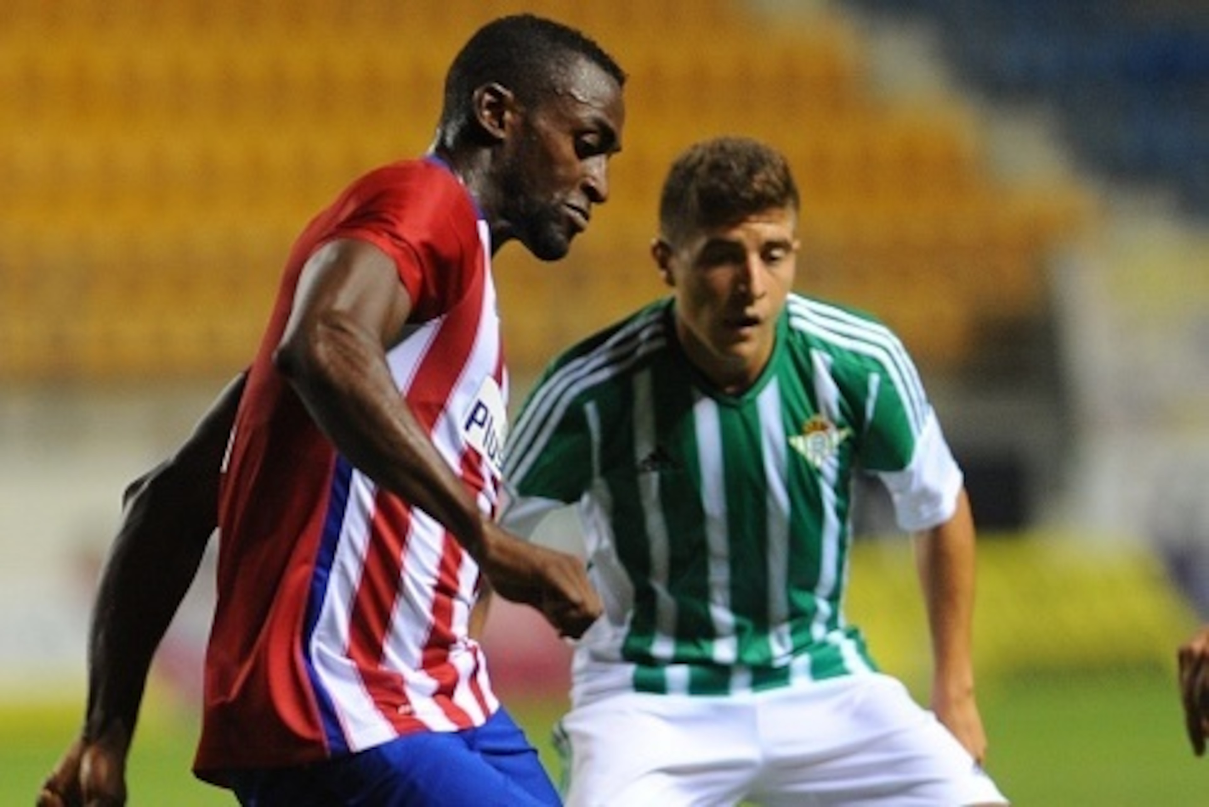 Atletico Madrid's Colombian forward Jackson Martinez (L) vies during the Trofeo Carranza football match Atletico de Madrid vs Betis at the Ramon de Carranaza stadium in Cadiz on August 15, 2015. AFP PHOTO / CRISTINA QUICLER        (Photo credit should rea