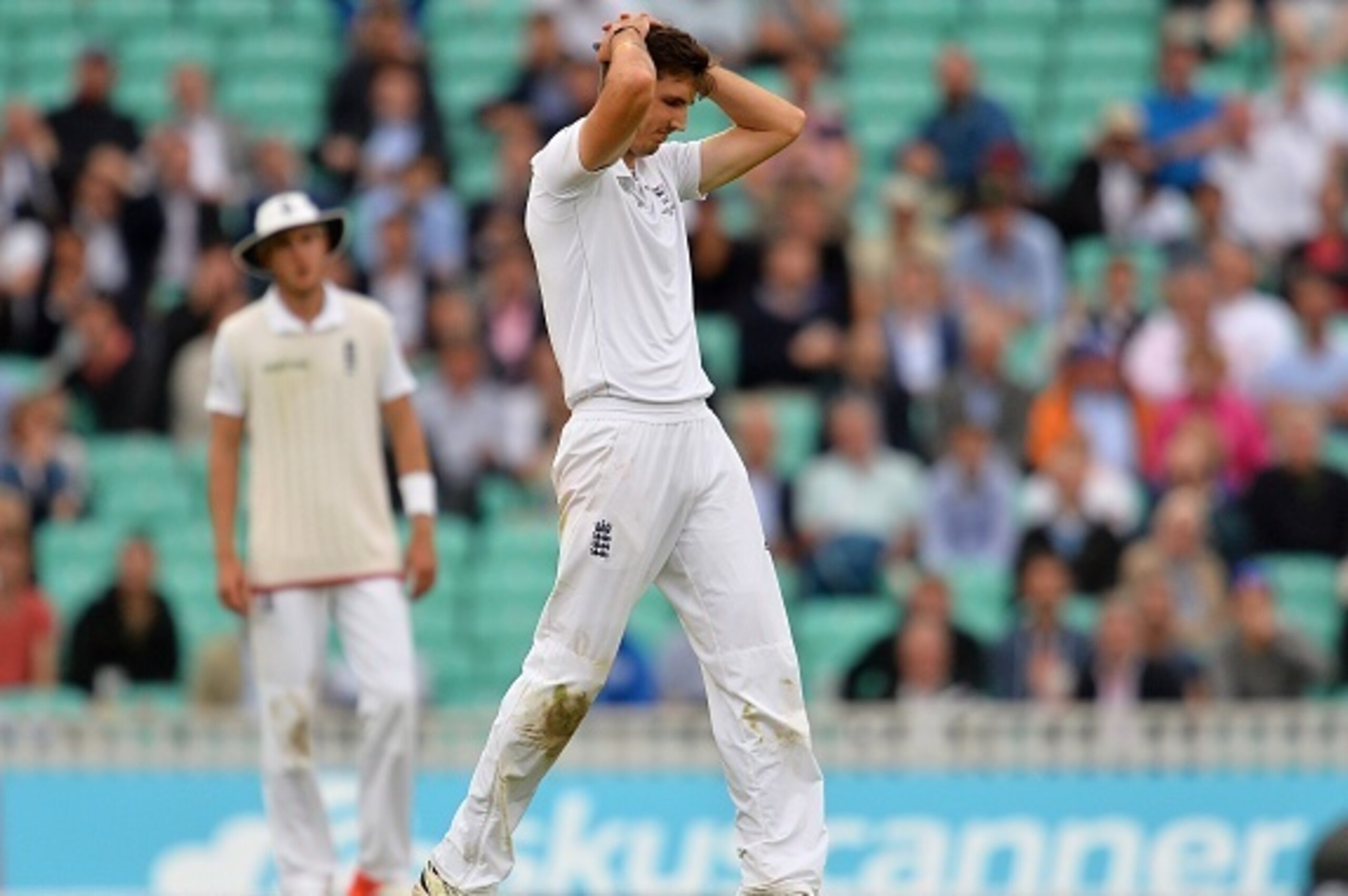England's Steven Finn (R) reacts after missing a chance to take the wicket of Australia's Steve Smith during the first day of the fifth Ashes cricket Test match between England and Australia at the Oval in London on August 20, 2015.    AFP PHOTO / GLYN KI