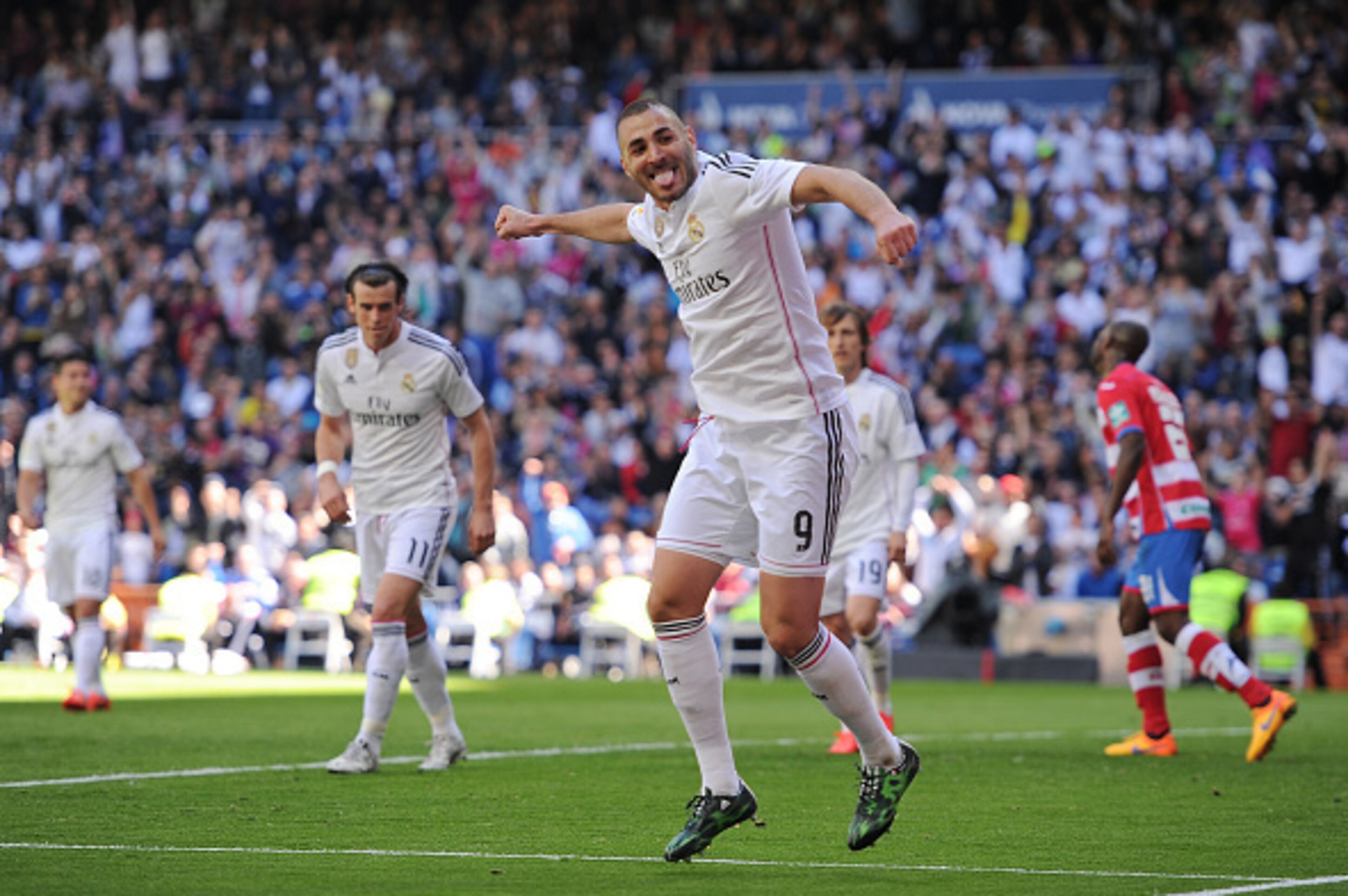MADRID, SPAIN - APRIL 05:  Karim Benzema of Real Madrid CF celebrates after scoring his team's 7th goal during the La Liga match between Real Madrid CF and Granada CF at Estadio Santiago Bernabeu on April 5, 2015 in Madrid, Spain.  (Photo by Denis Doyle/G