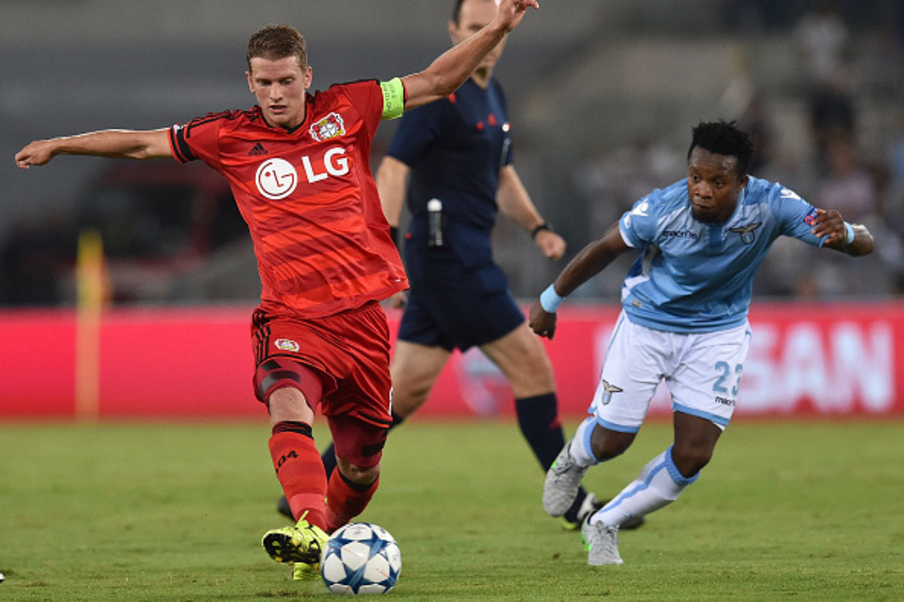 ROME, ITALY - AUGUST 18:  Lars Bender of Bayer Leverkusen and genyi Onazi of SS Lazio in action during the UEFA Champions League qualifying round play off first leg match between SS Lazio and Bayer Leverkusen at Olimpico Stadium on August 18, 2015 in Rome