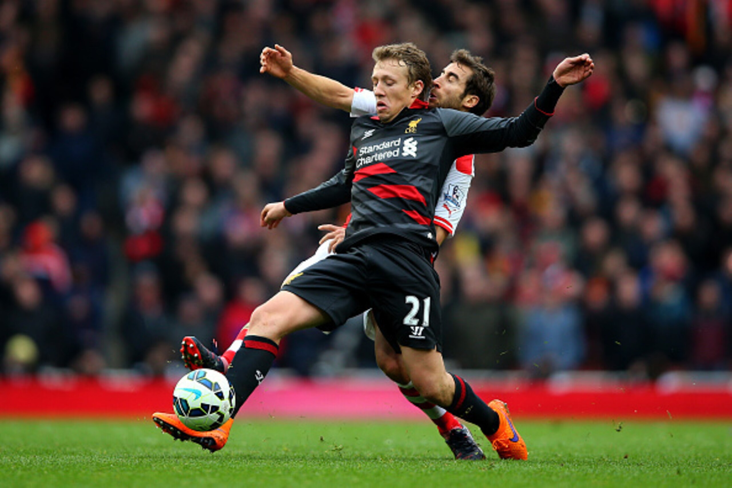 LONDON, ENGLAND - APRIL 04:  Mathieu Flamini of Arsenal l and Lucas Leiva of Liverpool battle the ball  during the Barclays Premier League match between Arsenal and Liverpool at Emirates Stadium on April 4, 2015 in London, England.  (Photo by Paul Gilham/