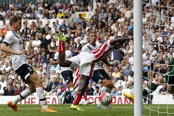 Stoke City's Senegalese striker Mame Biram Diouf (C) scores their second goal during the English Premier League football match between Tottenham Hotspur and Stoke City at White Hart Lane in north London on August 15, 2015. AFP PHOTO / IAN KINGTON

RESTRIC
