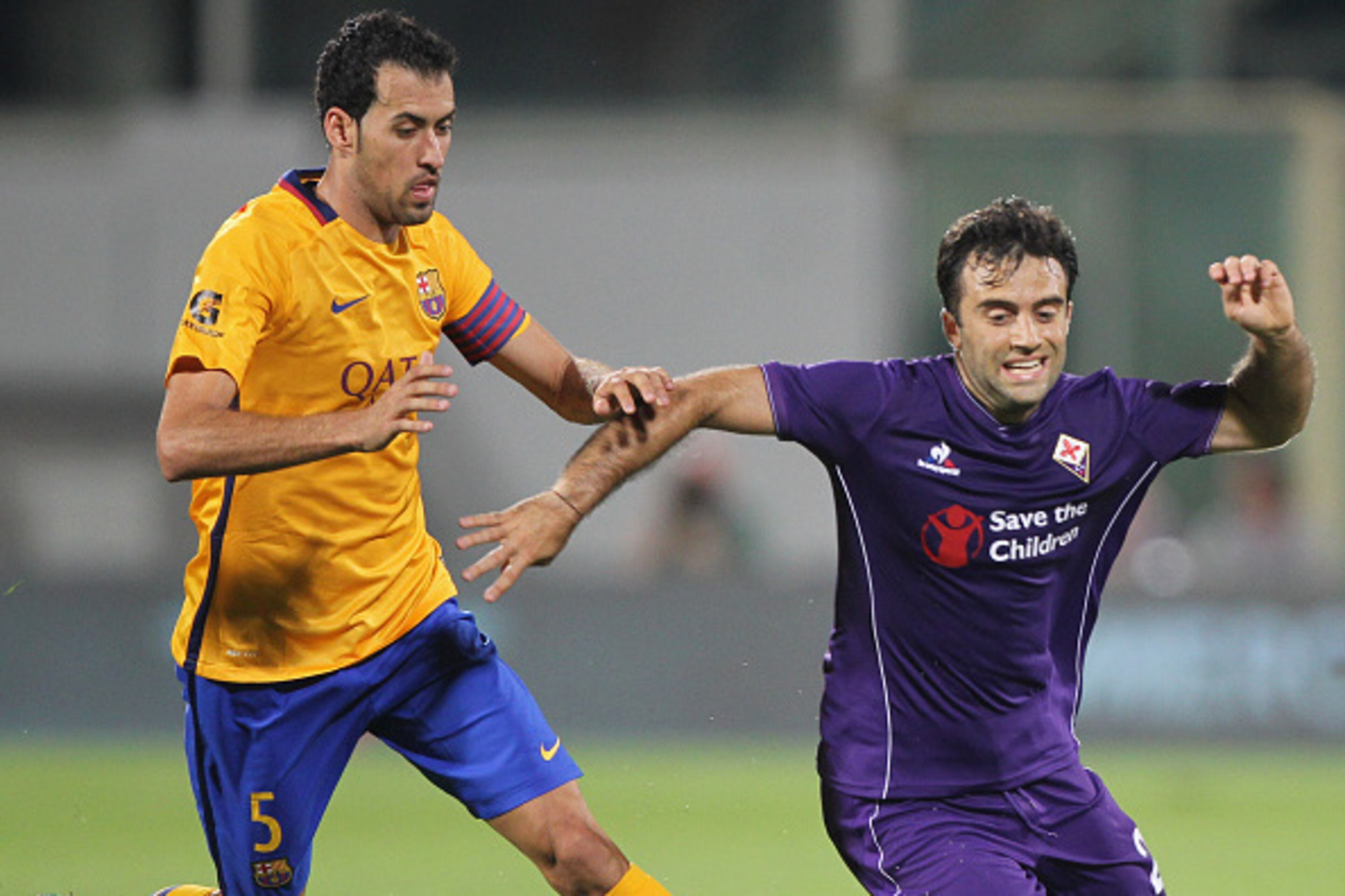 FLORENCE, ITALY - AUGUST 02:  Sergi Busquets (L) of FC Barcelona competes for the ball with Giuseppe Rossi of ACF Fiorentina during the preseason friendly match between ACF Fiorentina and FC Barcelona at Artemio Franchi on August 2, 2015 in Florence, Ital