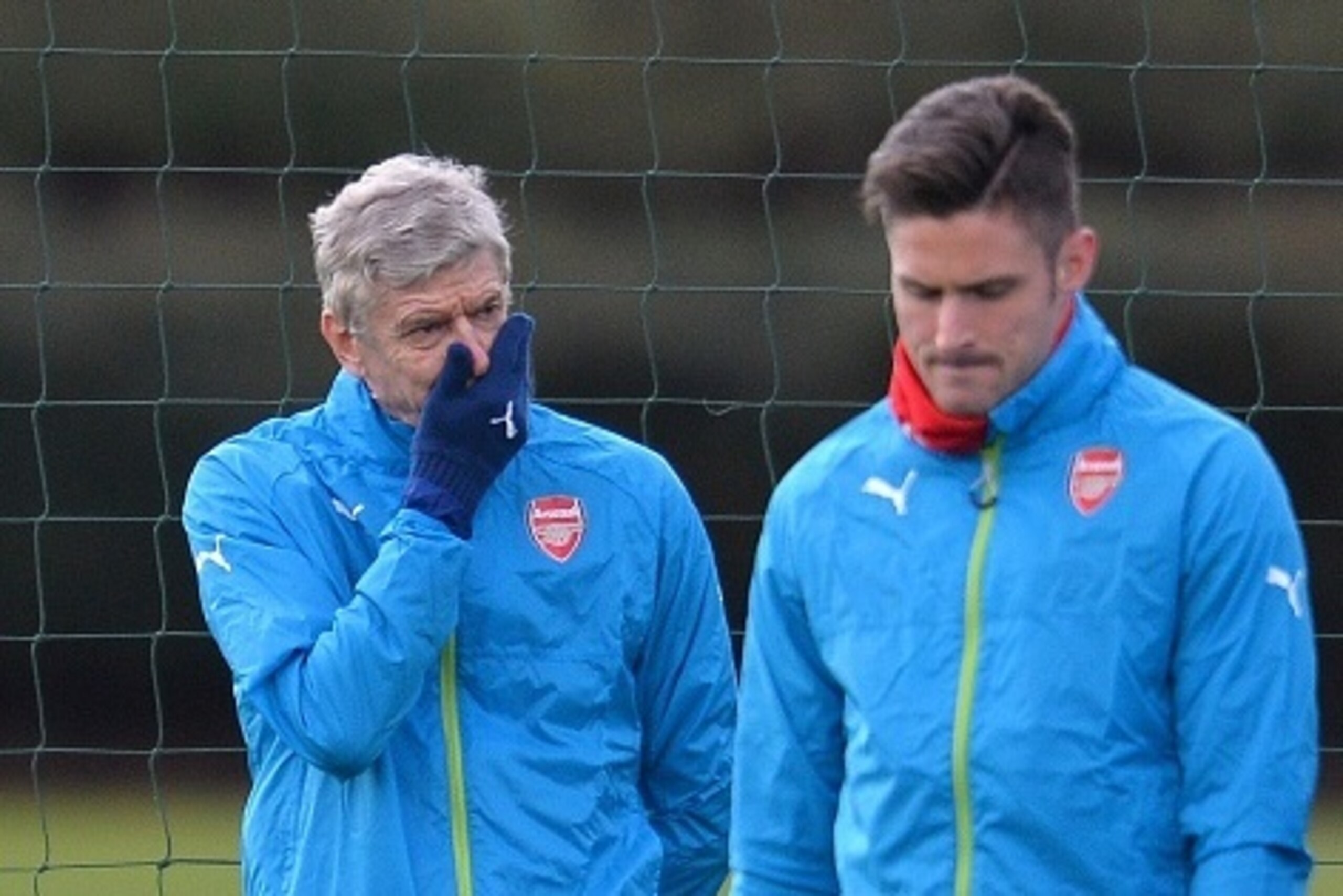Arsenal's French manager Arsene Wenger (L) gestures next to Arsenal's French striker Olivier Giroud during a training session at Arsenal's training ground in London Colney, north of London, England on February 24, 2015, ahead of the UEFA Champions League 