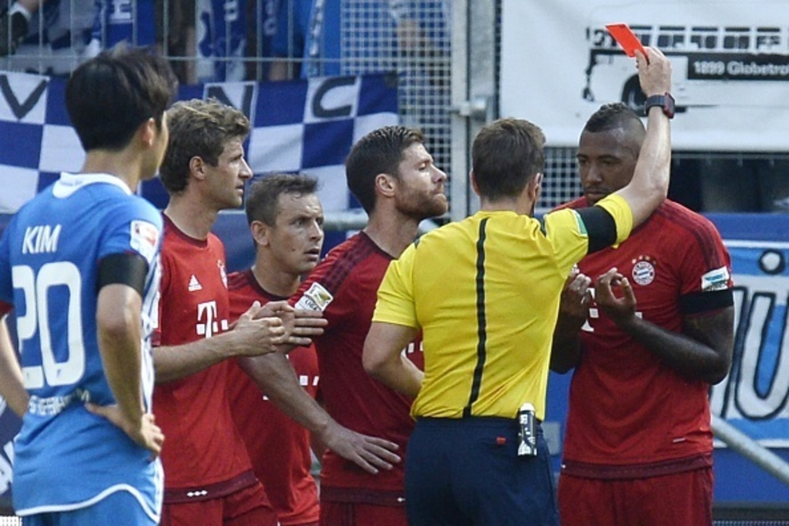 Referee Tobias Stieler shows the red card to Bayern Munich's defender Jerome Boateng during the German first division Bundesliga football match 1899 Hoffenheim v FC Bayern Munich, on August 22, 2015 in Sinsheim.   AFP PHOTO / THOMAS KIENZLE 
RESTRICTIONS: