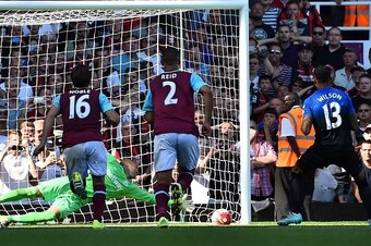 Bournemouth's English striker Callum Wilson (R) scores his third goal from the penalty spot past West Ham United's Irish goalkeeper Darren Randolph during the English Premier League football match between West Ham United and Bournemouth at The Boleyn Grou
